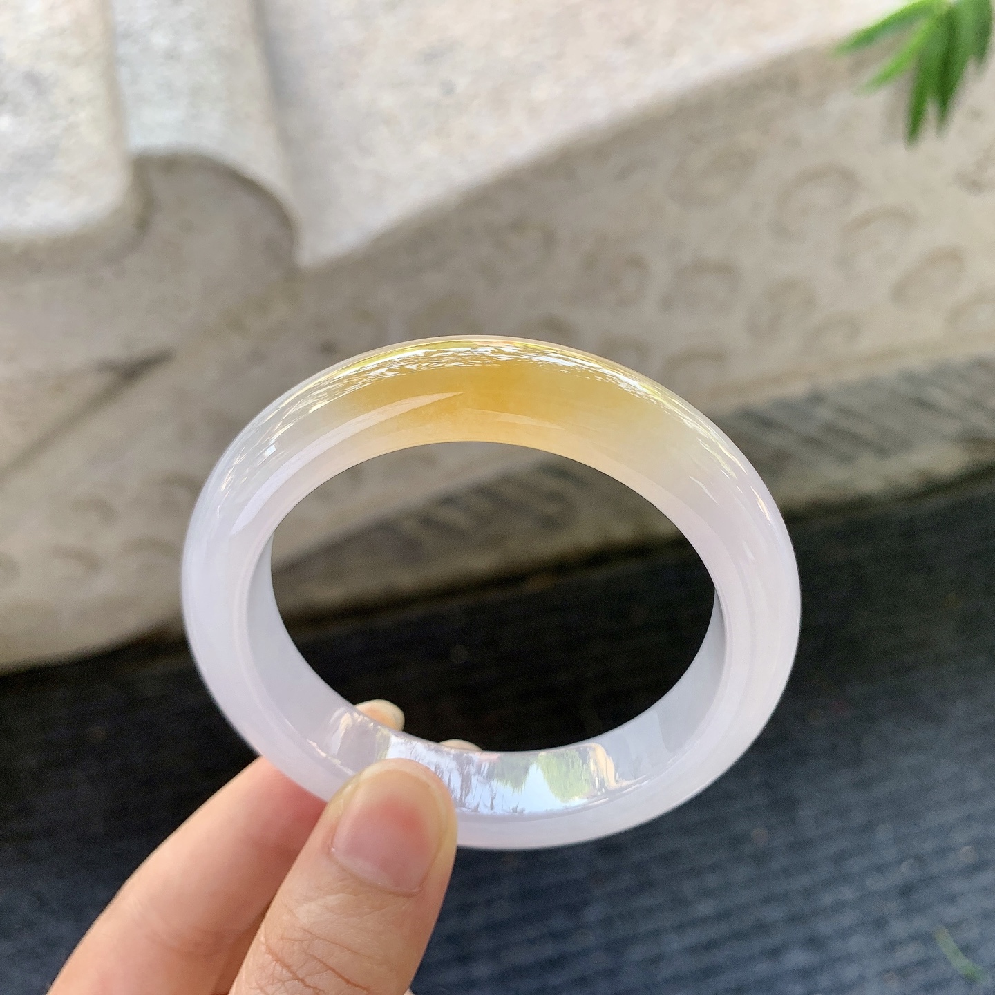 正圈52 53【圈口】53.2/12.3/8.7【】【编码】A1041073【描述】冰糯粉紫飘黄翡，水润，种老，细腻，无纹裂