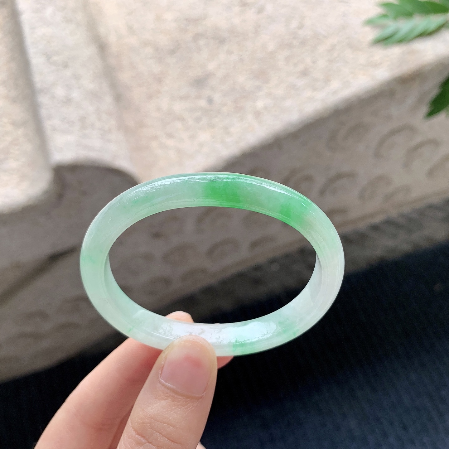 贵妃51 52【圈口】52.2/44/8.7/6.2【编码】GL040946【描述】糯冰种飘绿，水润，种老，细腻，打灯有纹线