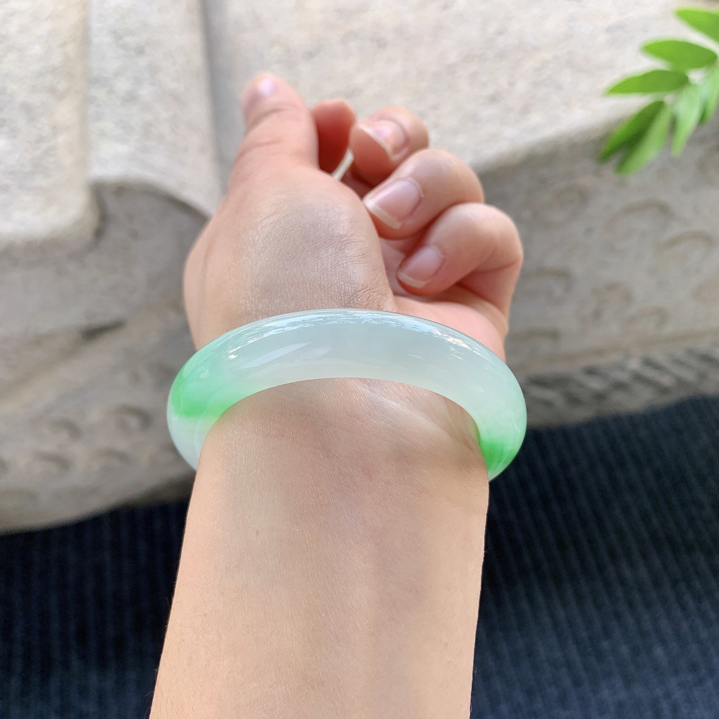 贵妃52 53【圈口】53.3/46.8/10/8.1【】喜询【编码】LZ011958【描述】冰糯飘阳绿，水润，种老，细腻，无纹裂