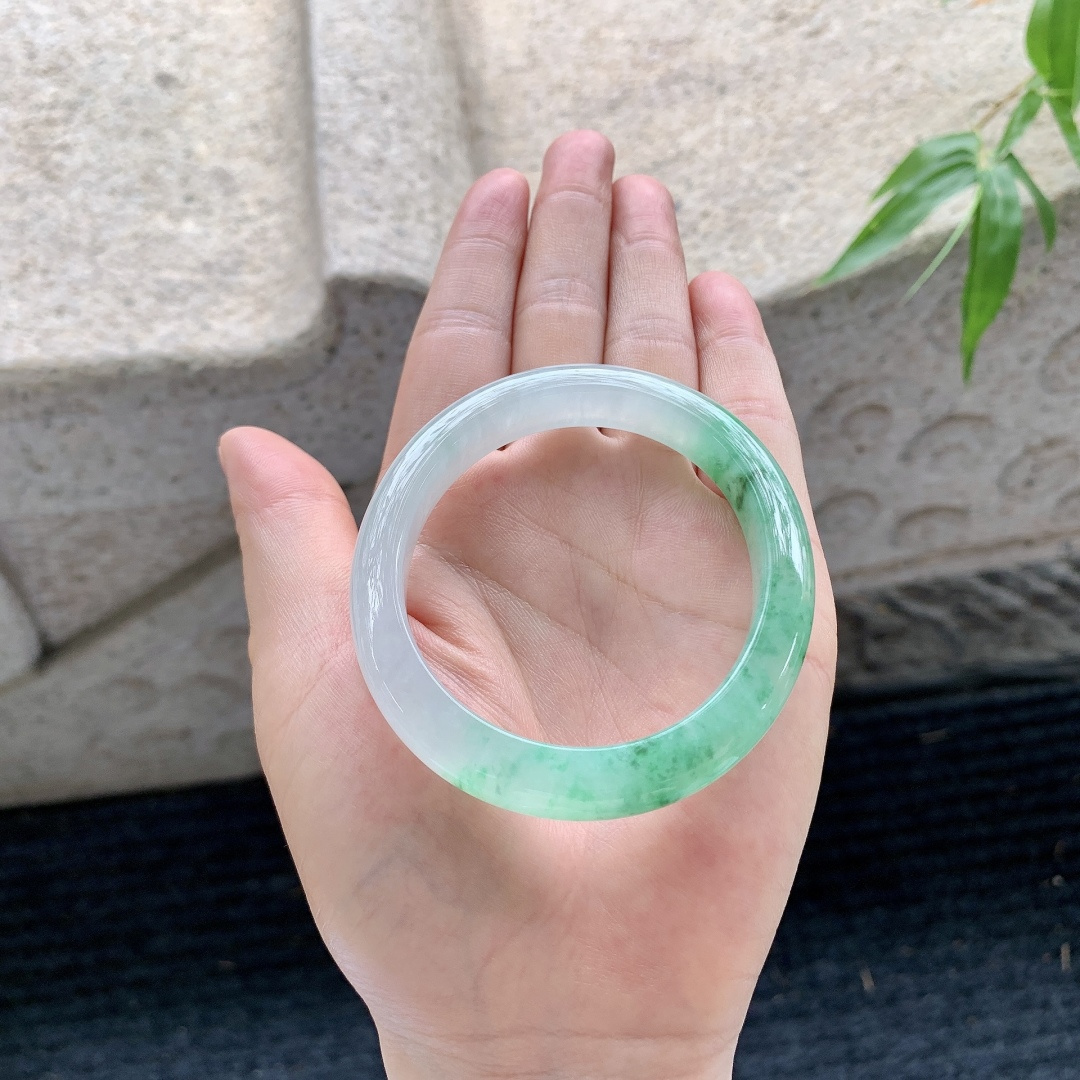 贵妃53 54 【圈口】56.2/49/9.7/7.7 【编码】FL052283 【描述】冰糯飘绿花，清透，水润，种老，细腻，打灯有纹线