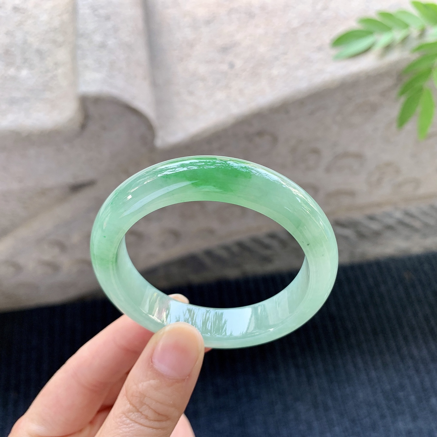 正圈49 50 【圈口】50.3/12.2/8 【编码】YT033059 【描述】糯冰飘绿，水润，种老，细腻，打灯有絮线