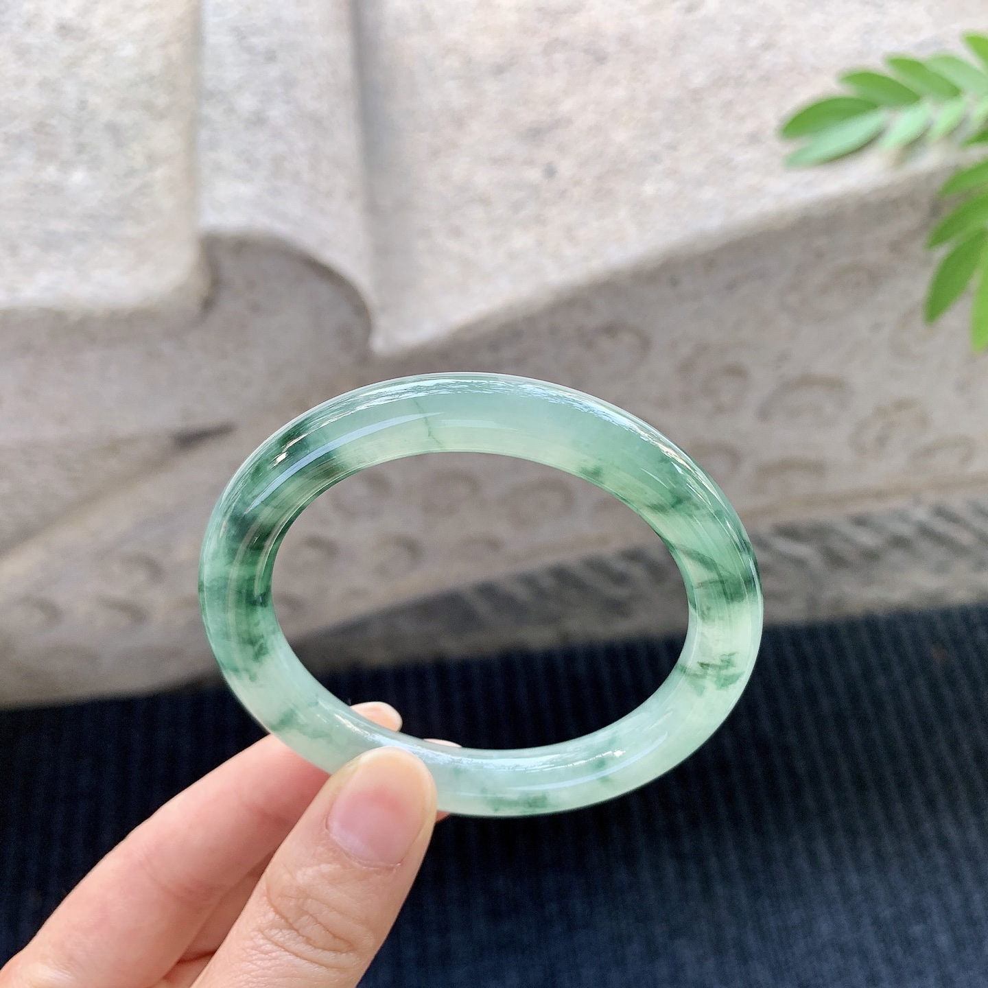 圆条54 55 【圈口】55/9/9 【编码】A1031168 【描述】冰糯飘花，水润，种老，细腻，无纹裂