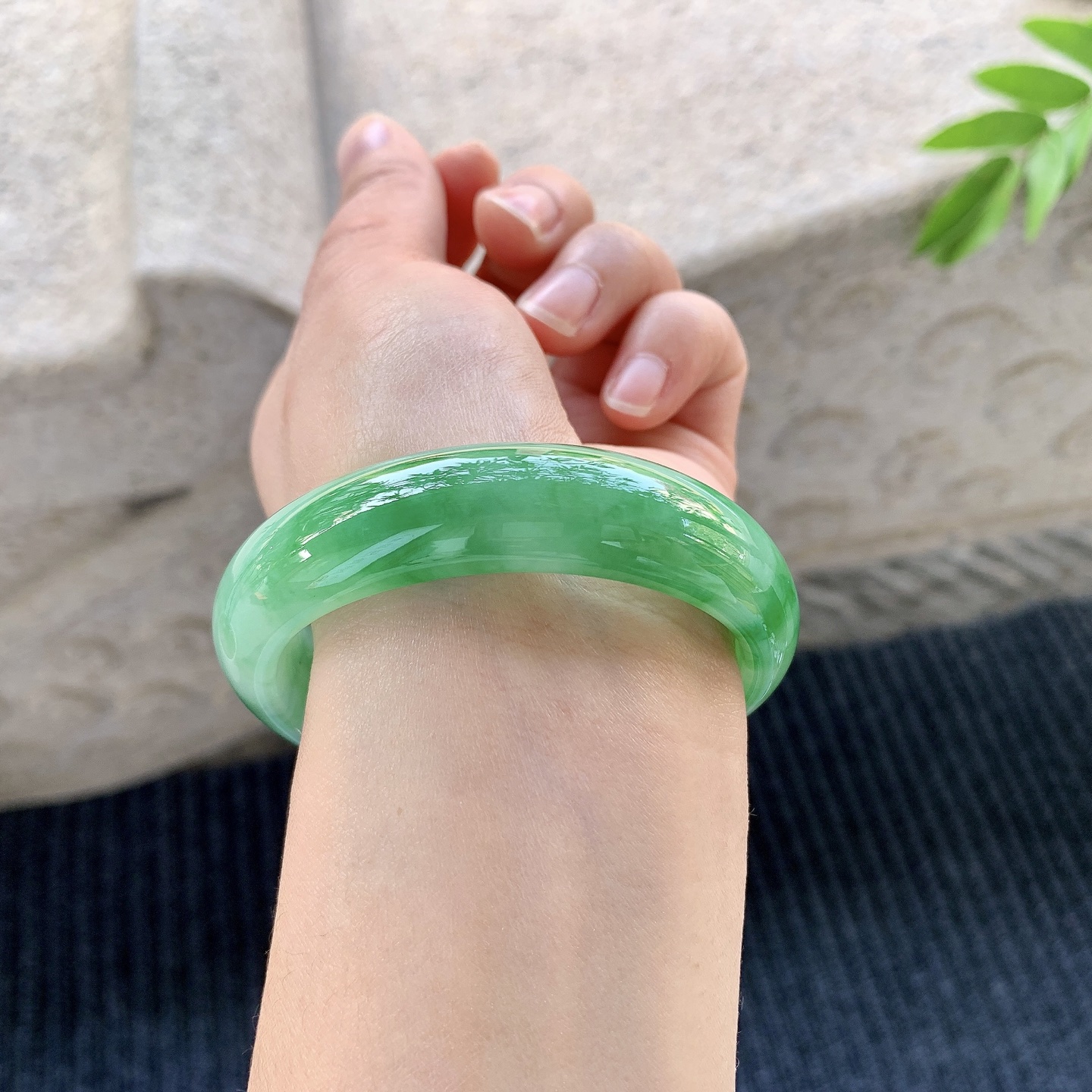 贵妃53 54【圈口】54.5/47.8/14.8/7.8【编码】A1010960【描述】辣绿，水润，种老，细腻，打灯有絮线