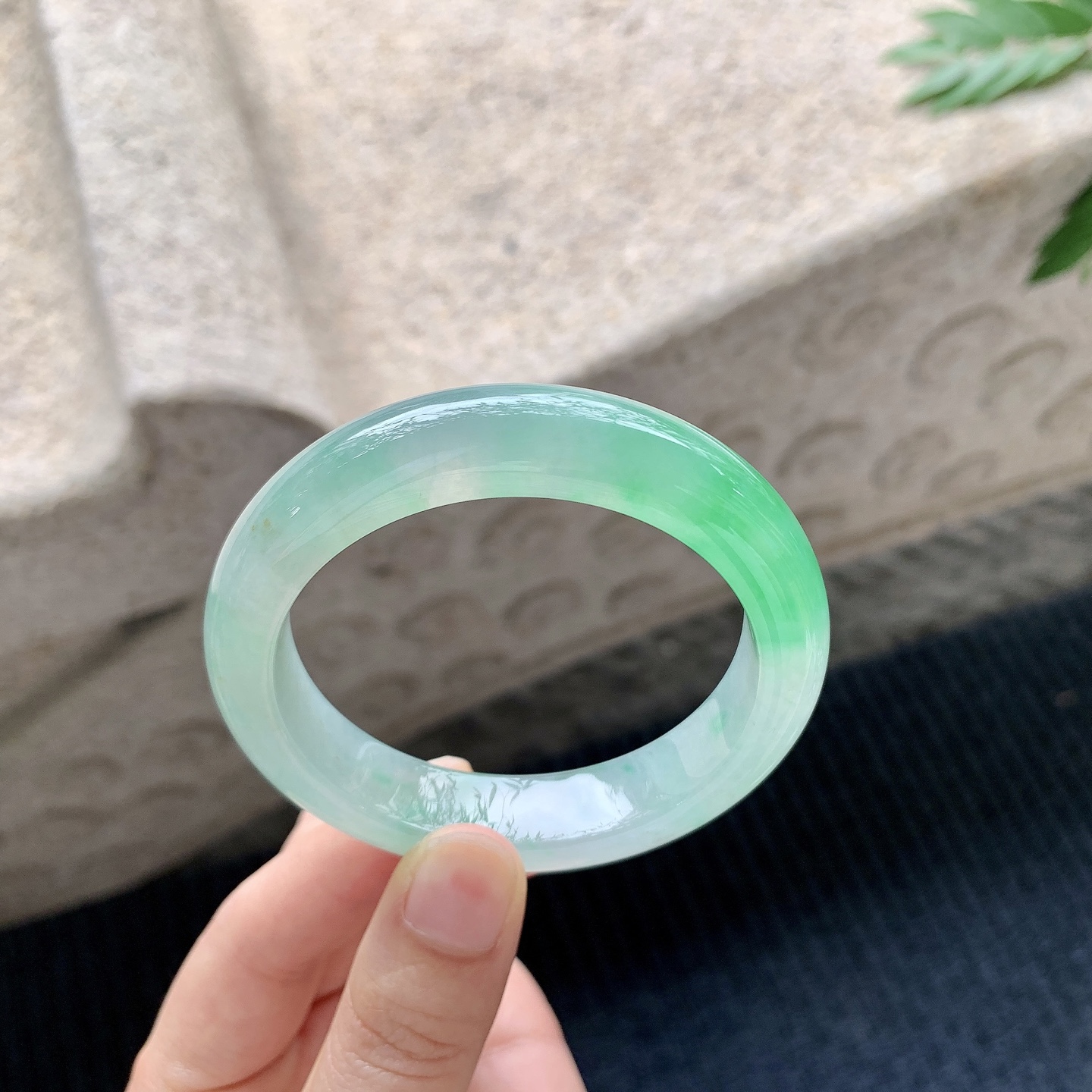 正圈52 53【圈口】53.3/12.3/8.7【编码】GJ040901【描述】冰阳绿，清透，水润，种老，细腻，打灯有棉线