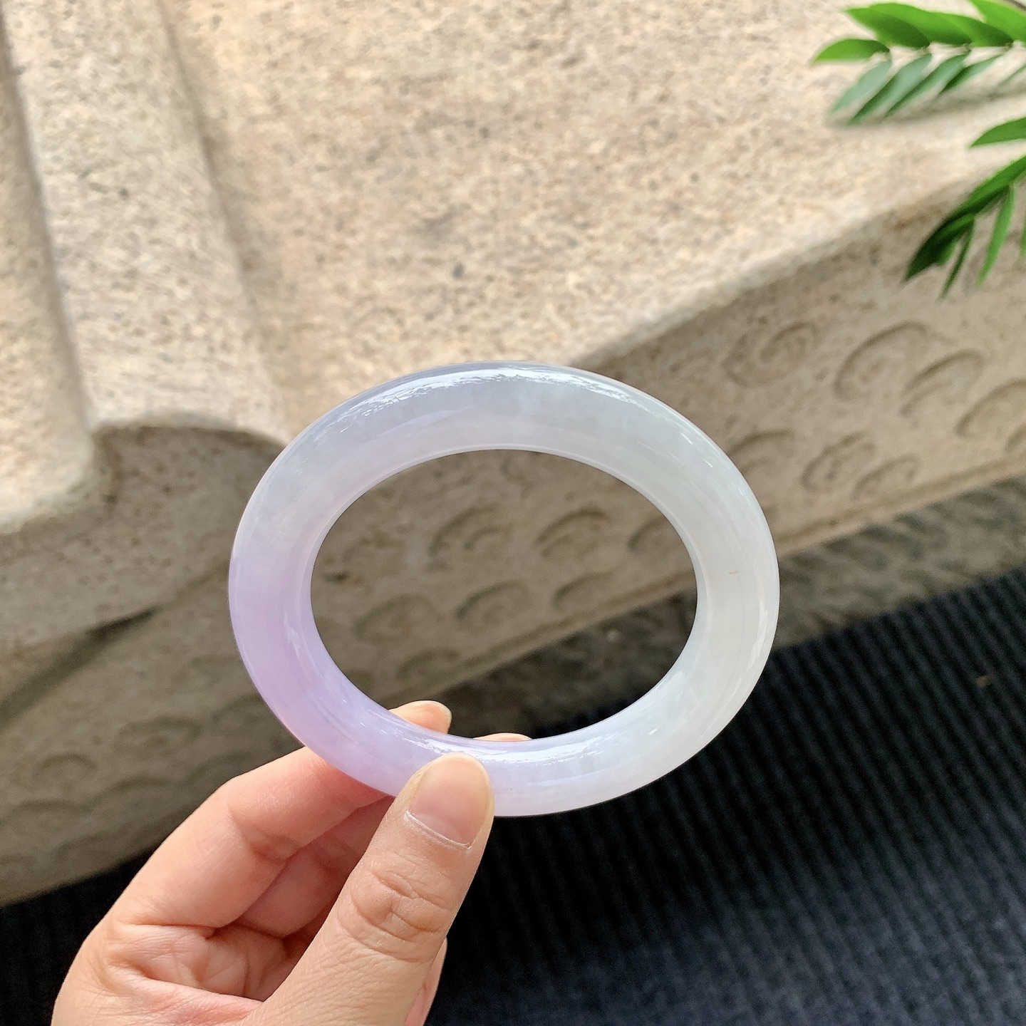 圆条57 58【圈口】58.7/12/11.8【编码】BA040909【描述】糯冰艳紫，水润，种老，细腻，有纹线