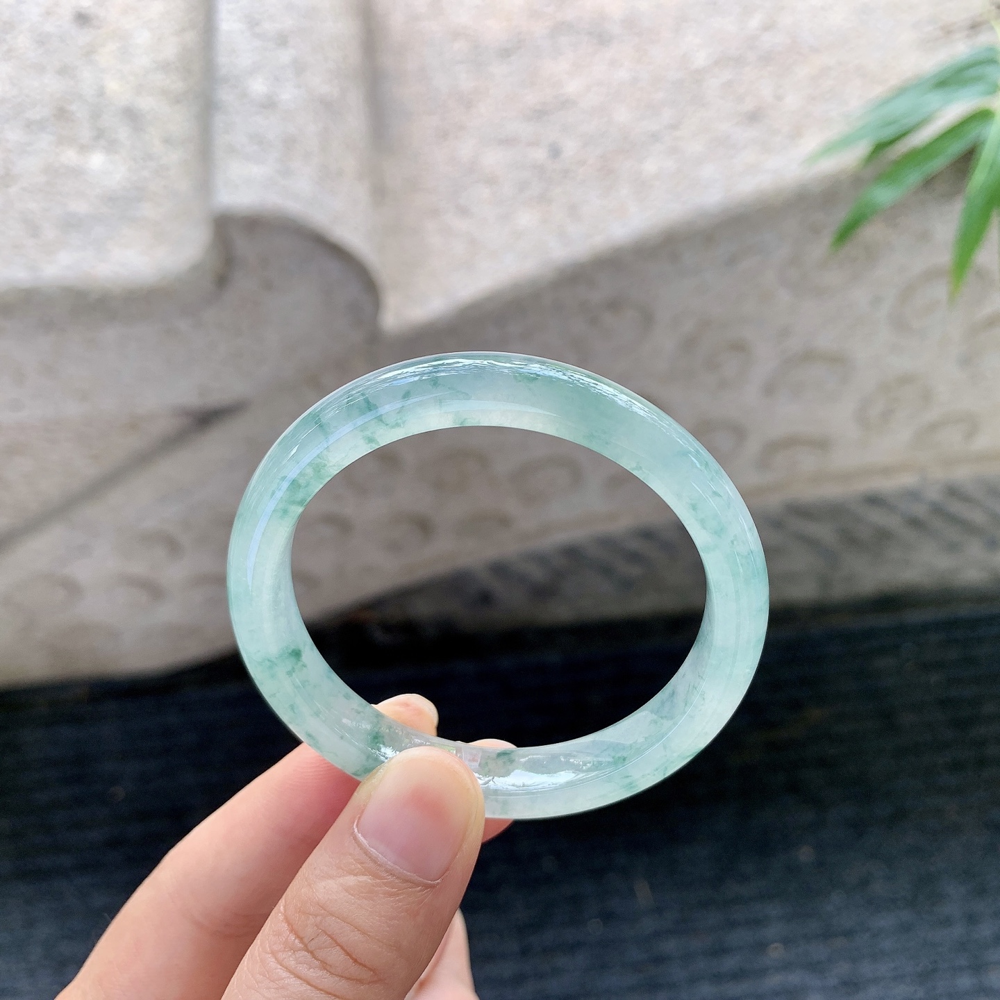 正圈48 49 【圈口】49.3/8.8/6.3 【编码】T1012051 【描述】冰飘花，清透，水润，种老，细腻，打灯有棉纹