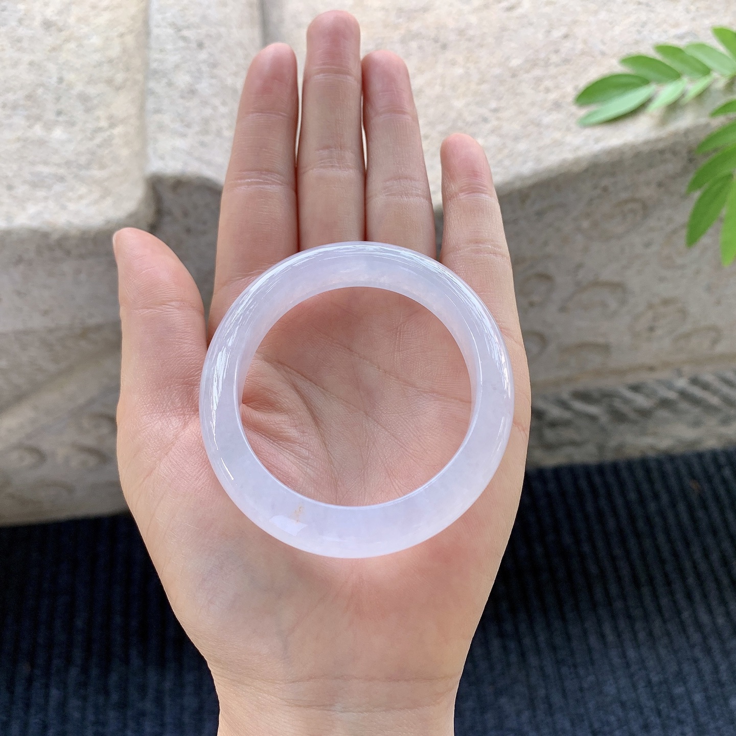 贵妃52 53 【圈口】53.5/47/10.3/8.2 【编码】BA031277 【描述】糯冰底色，水润，种老，细腻，打灯有絮线