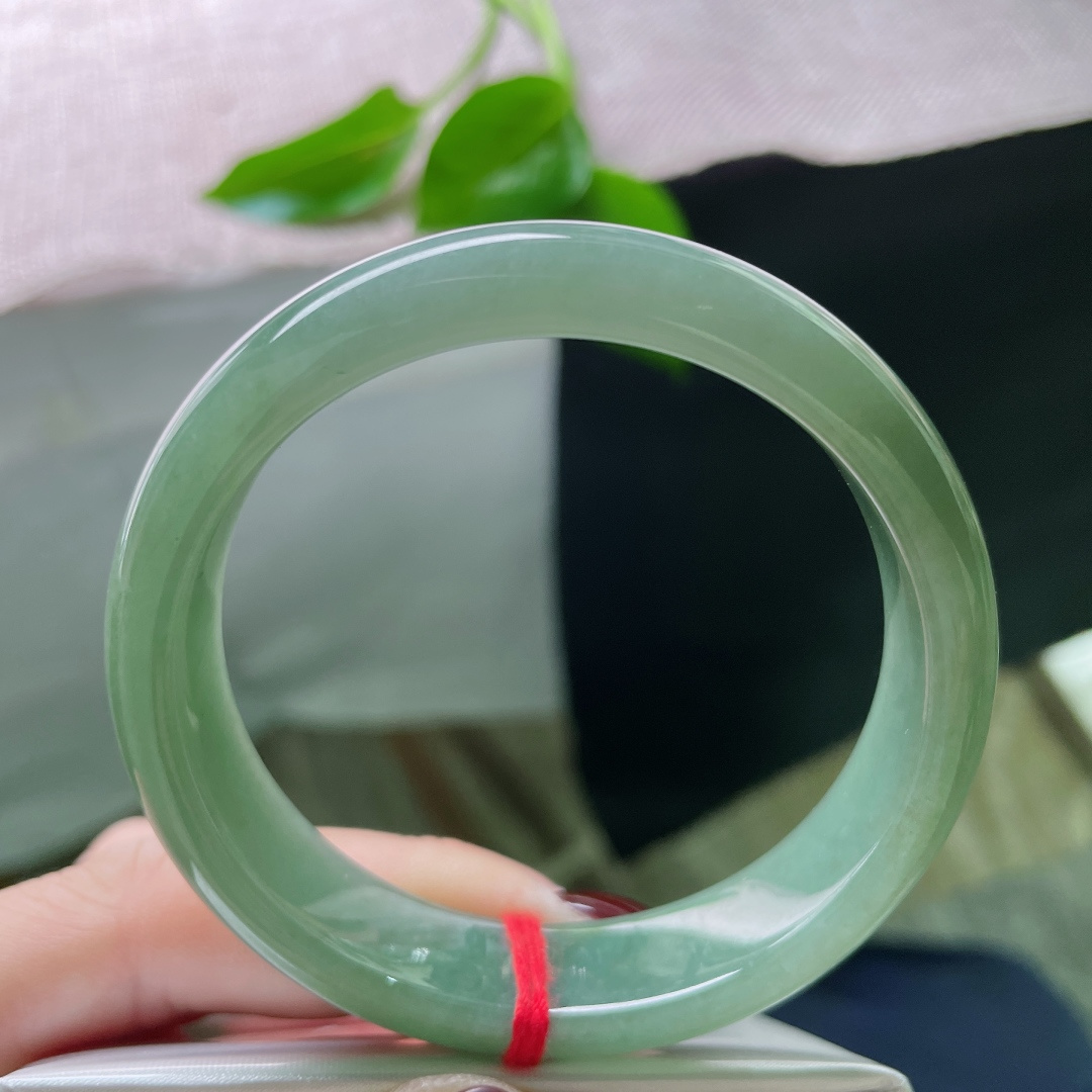 53.7/13.4/6.8。油青正圈，水润细腻，种老，佩戴沉稳，一点皮纹不显，ss49223a