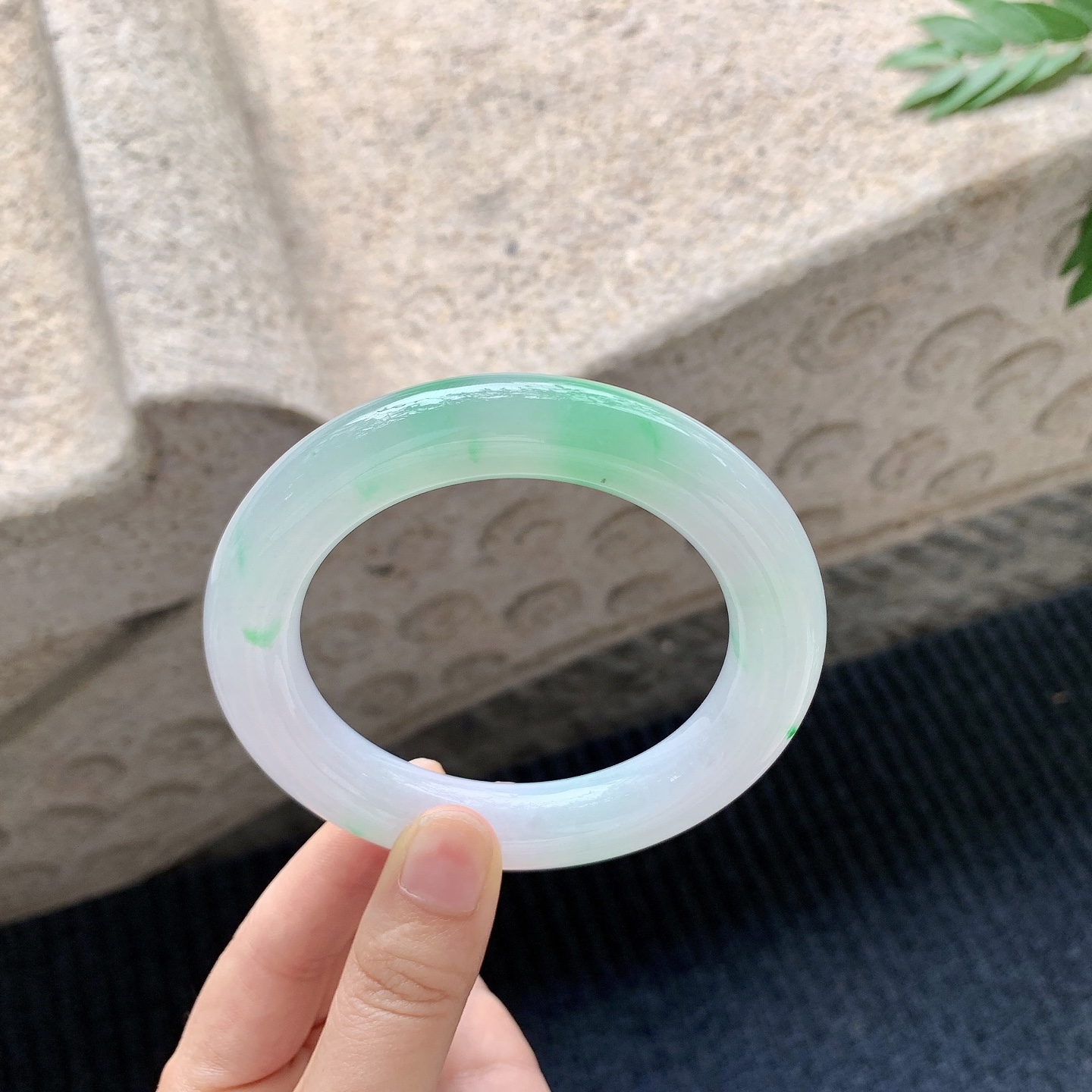 圆条59 60【圈口】60.2/12.3/12.5【编码】BA040907【描述】细糯飘绿，水润，种老，细腻，有纹线