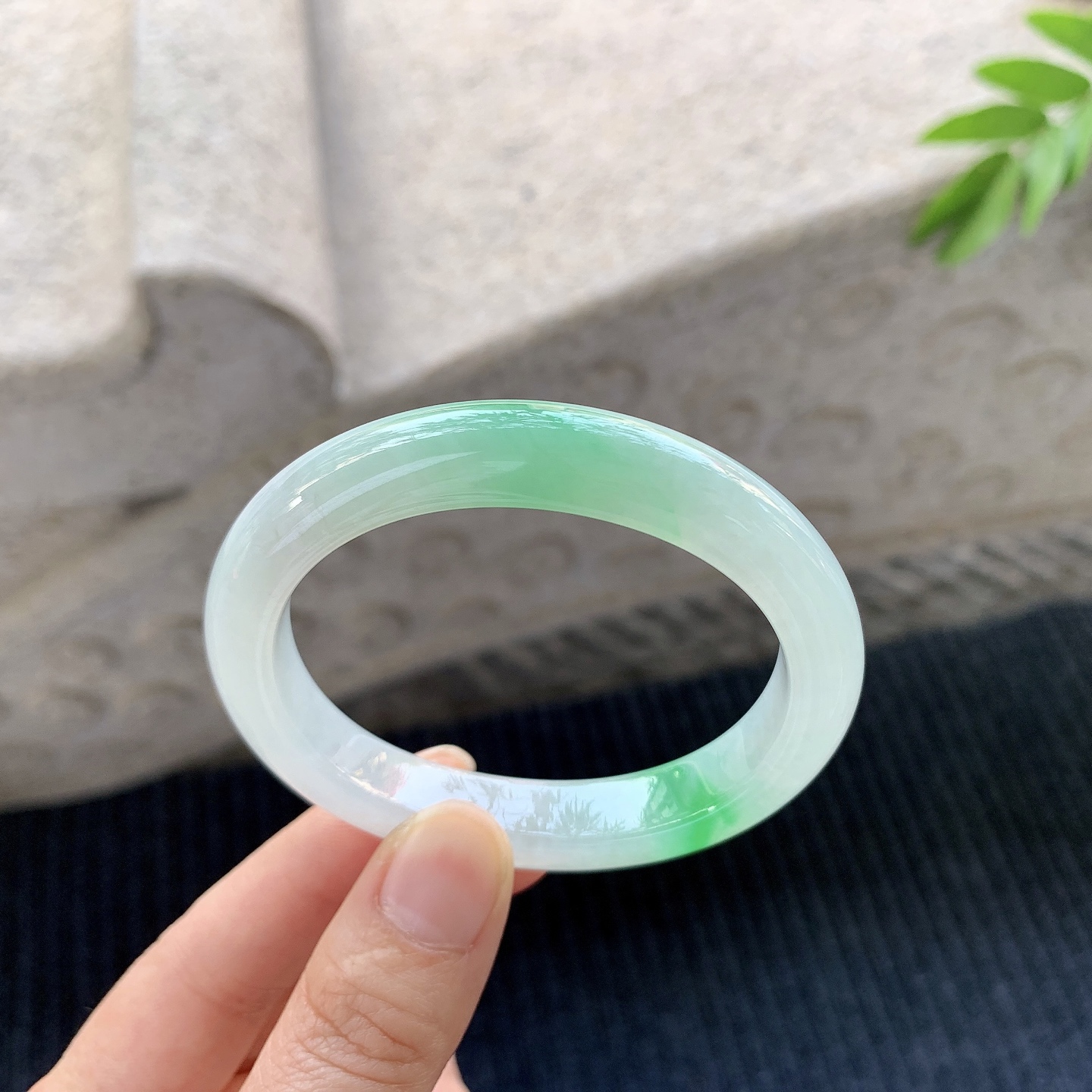 贵妃52 53【圈口】53.3/46.8/10/8.1【】喜询【编码】LZ011958【描述】冰糯飘阳绿，水润，种老，细腻，无纹裂