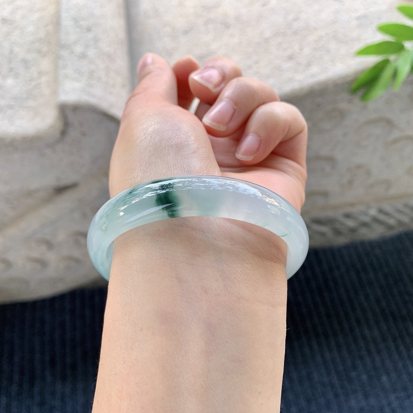 贵妃53 54【圈口】54.4/48.7/12/6.4【编码】A1012057【描述】冰糯飘花，水润，种老，细腻，打灯有絮线