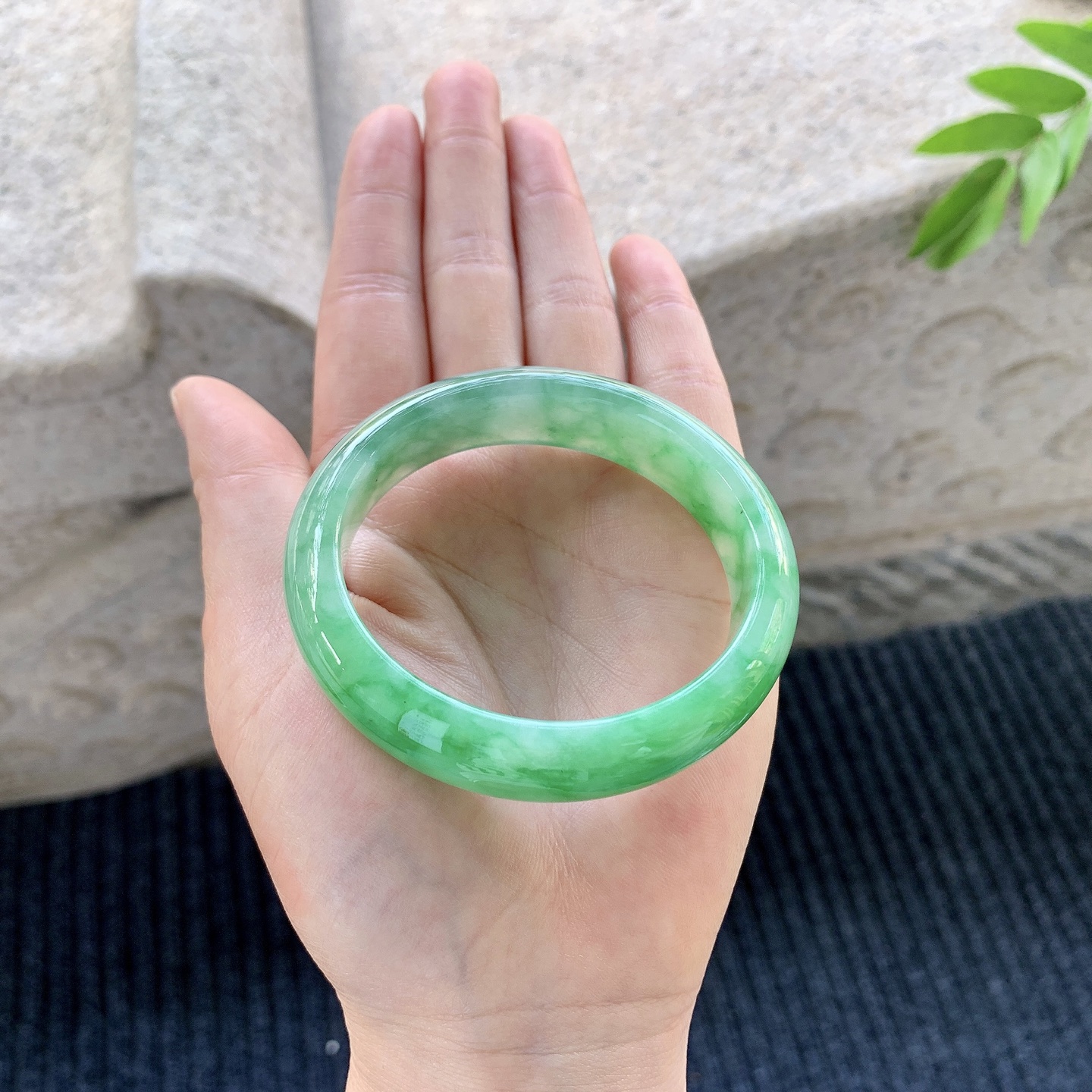 贵妃53 54【圈口】54.5/47.8/14.8/7.8【编码】A1010960【描述】辣绿，水润，种老，细腻，打灯有絮线