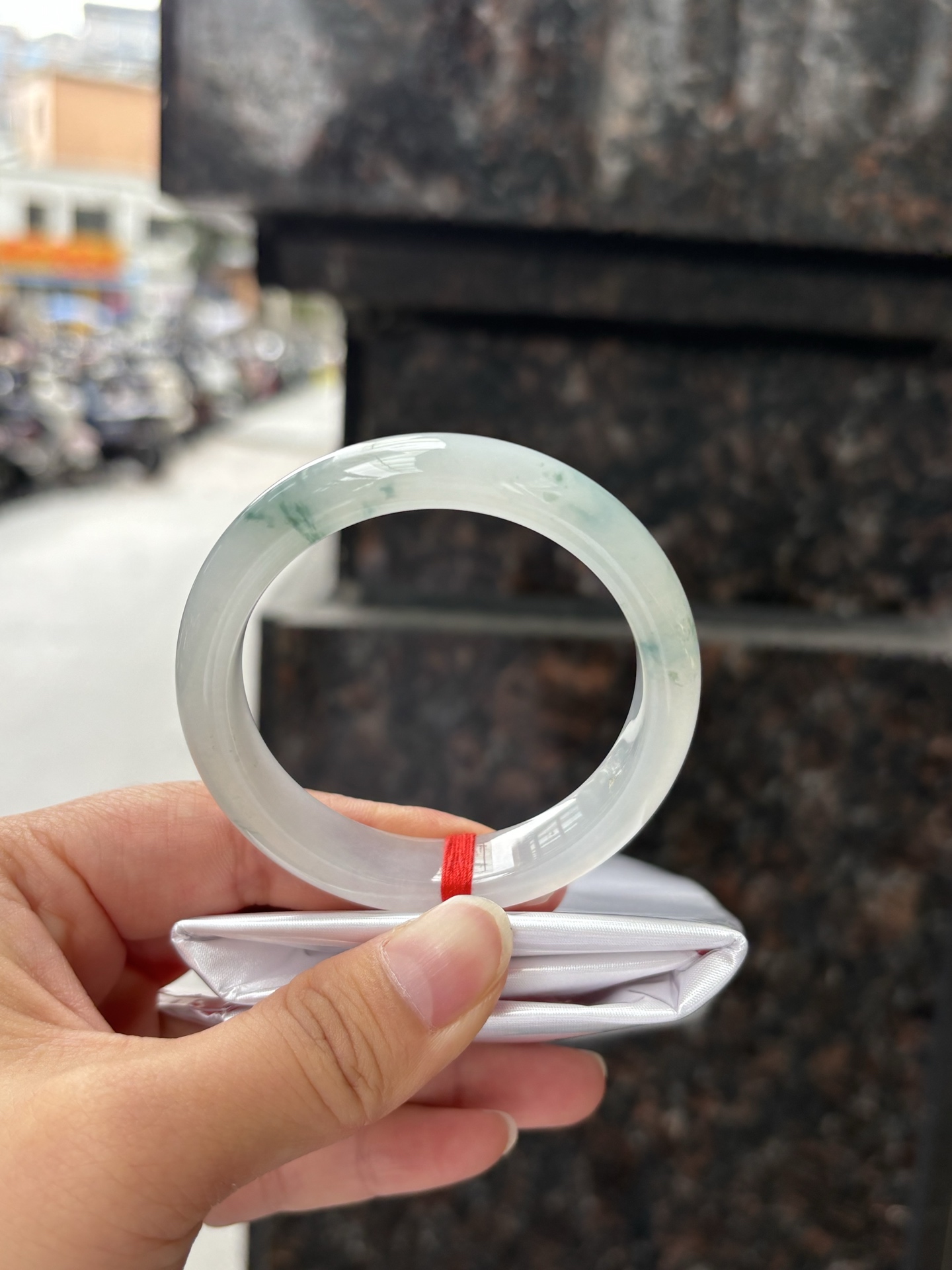 冰飘花正圈 50.2-11.5-7.8 0408-2A91 打灯棉线，底妆水润细腻，冰底中开出了朵朵兰花，飘花灵动飘逸，勾勒出一幅唯美诗意的山水意境画，古典优雅又秀气