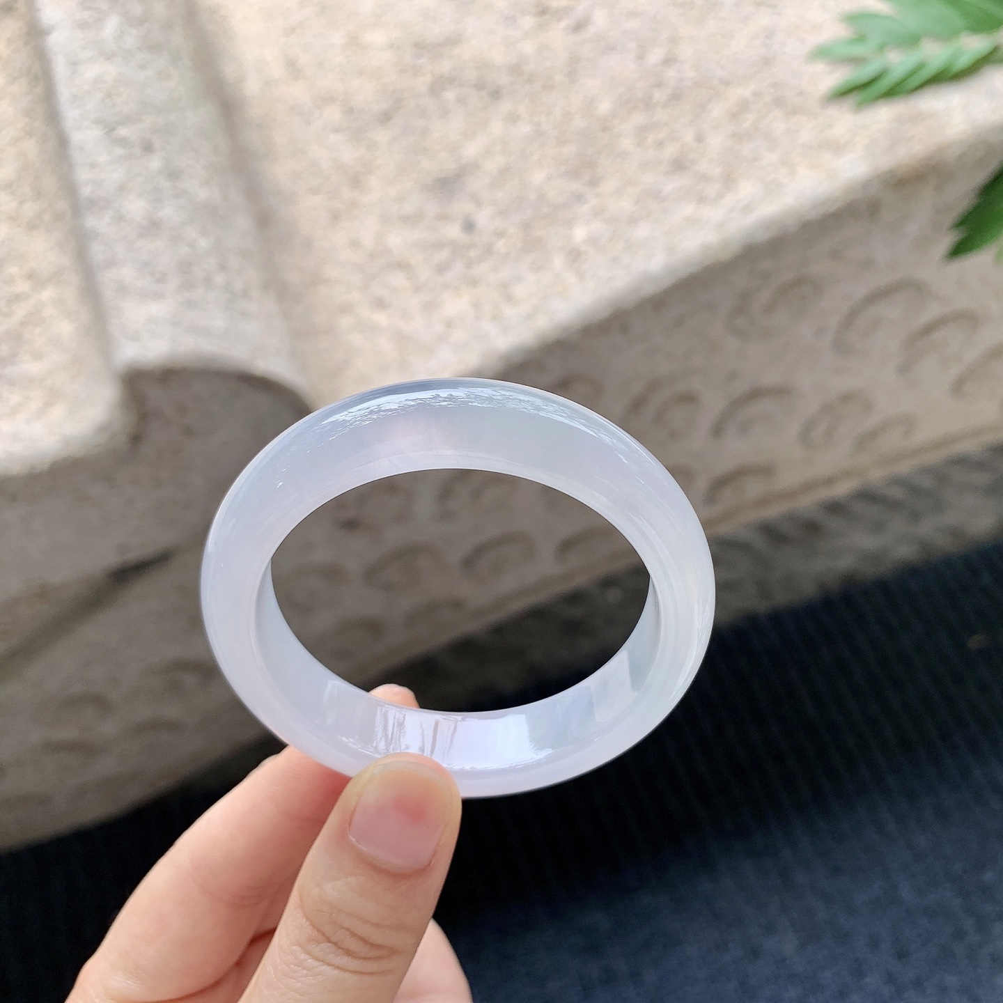 正圈49 50【圈口】50/12.3/8【编码】DW040903【描述】糯冰底色，水润，种老，细腻，打灯有絮线