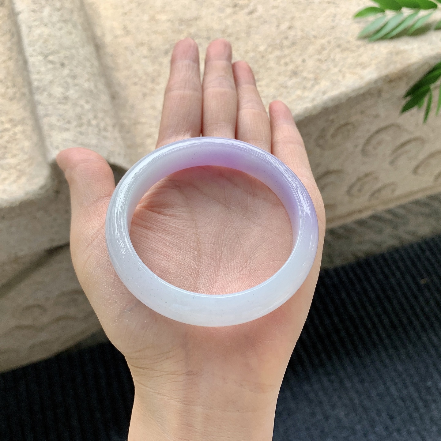 正圈55 56【圈口】56/11.6/7.3【编码】DW040902【描述】细糯紫罗兰，水润，种老，细腻，打灯有棉线