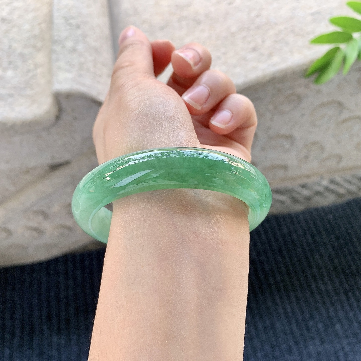 正圈58 59【圈口】59.2/13.8/8.3【万【编码】GF120611【描述】飘绿，水润，种老，细腻，打灯有絮线