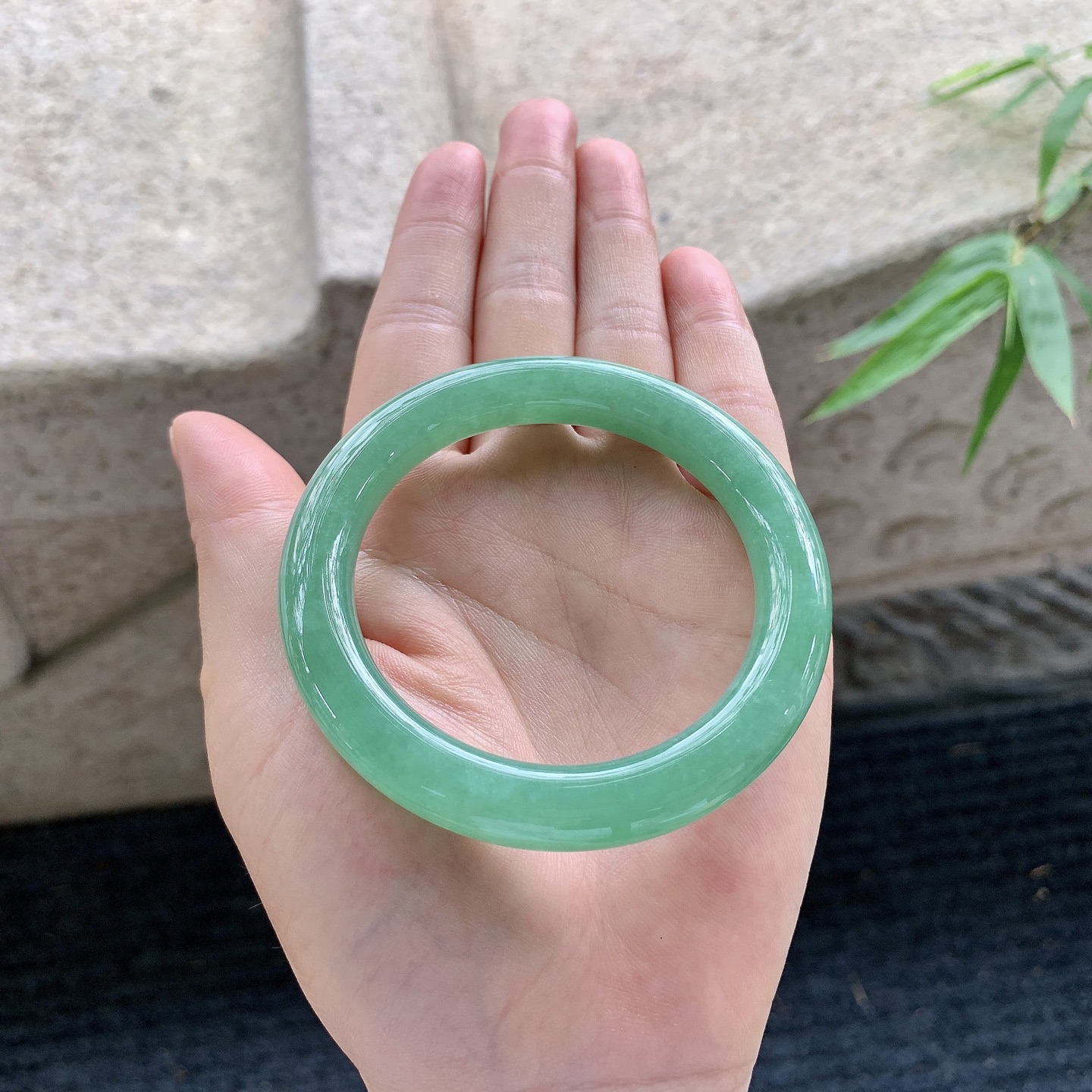 圆条51 52【圈口】52.8/9.8/9.7【编码】FL040367【描述】满绿，水润，种老，有纹