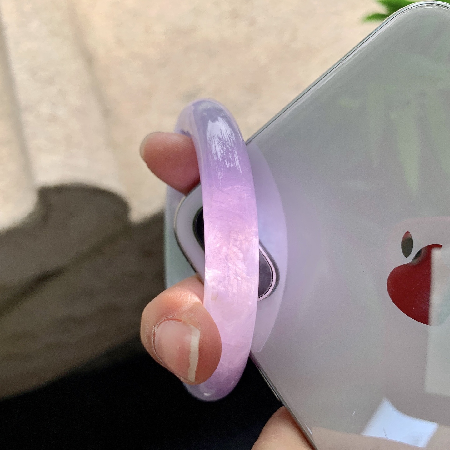 圆条51 52【圈口】52.8/10.3/10.6【编码】BA040908【描述】艳紫飘绿，水润，种老，细腻，有纹线