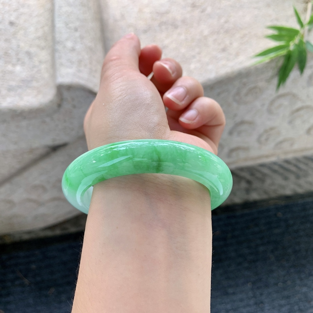 正圈54 55【圈口】55/12/10【编码】YT031568【描述】阳绿，水润，种老，细腻，无纹裂