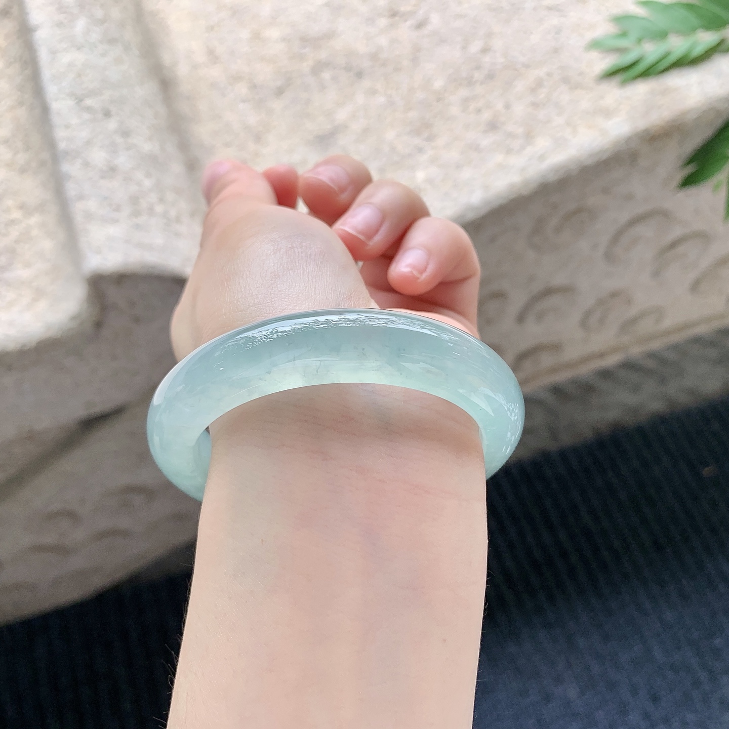 正圈53 54【圈口】54.2/12.2/8.8【编码】C5040939【描述】冰糯晴绿，清透，水润，种老，细腻，打灯有絮线