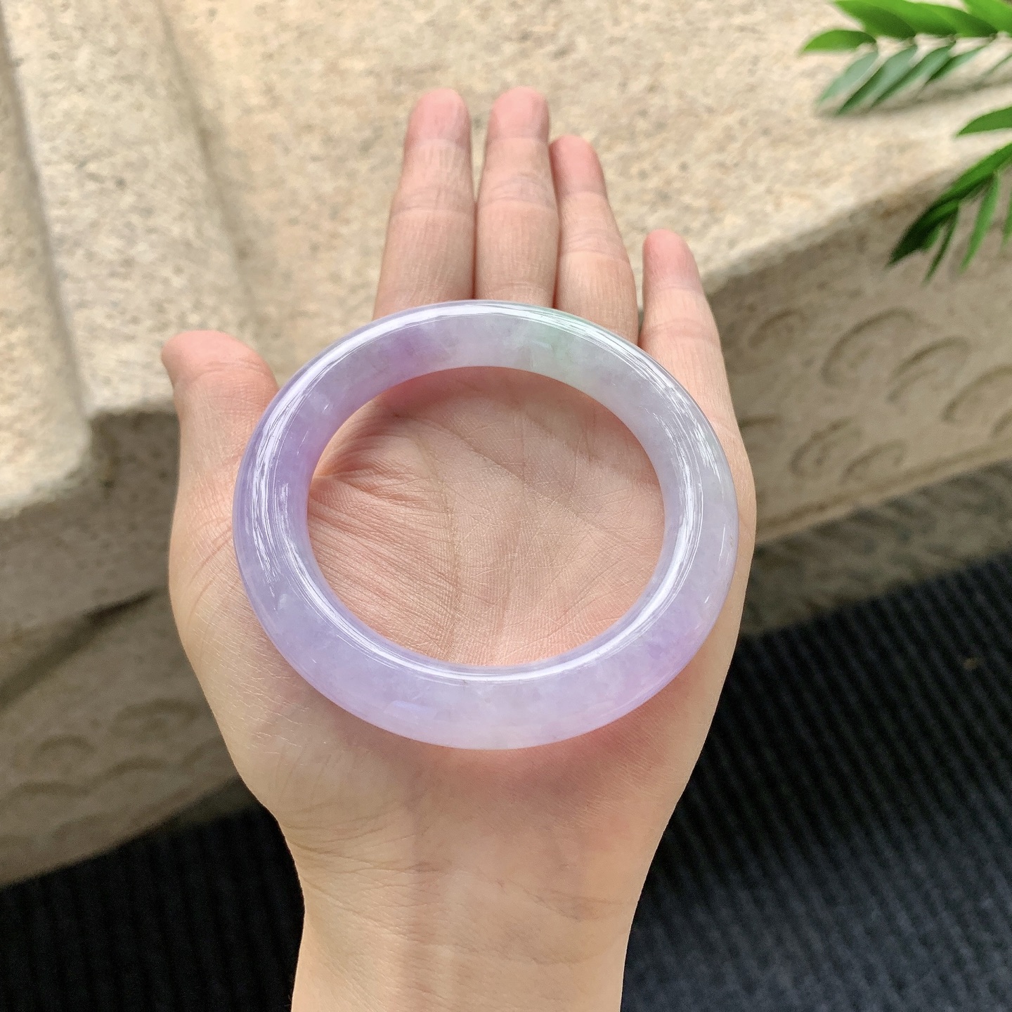 圆条51 52【圈口】52.8/10.3/10.6【编码】BA040908【描述】艳紫飘绿，水润，种老，细腻，有纹线