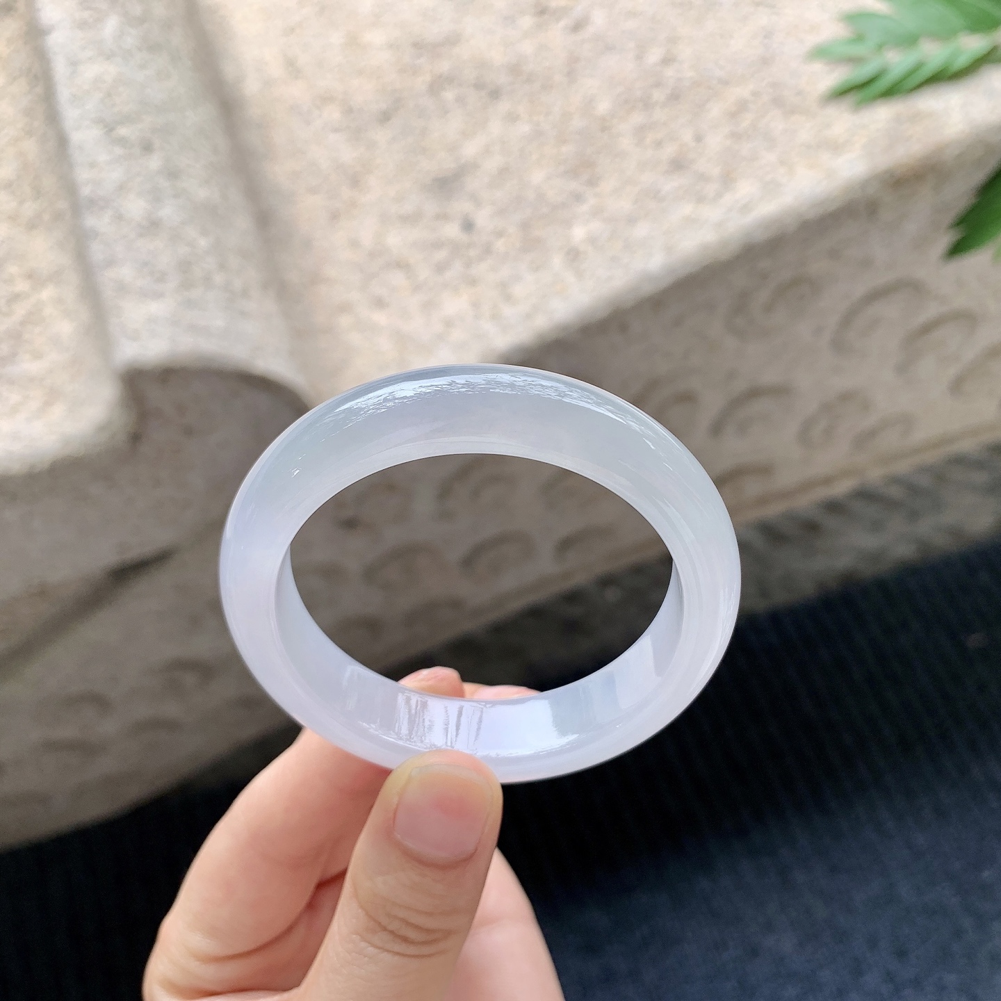 正圈49 50【圈口】50/12.3/8【编码】DW040903【描述】糯冰底色，水润，种老，细腻，打灯有絮线