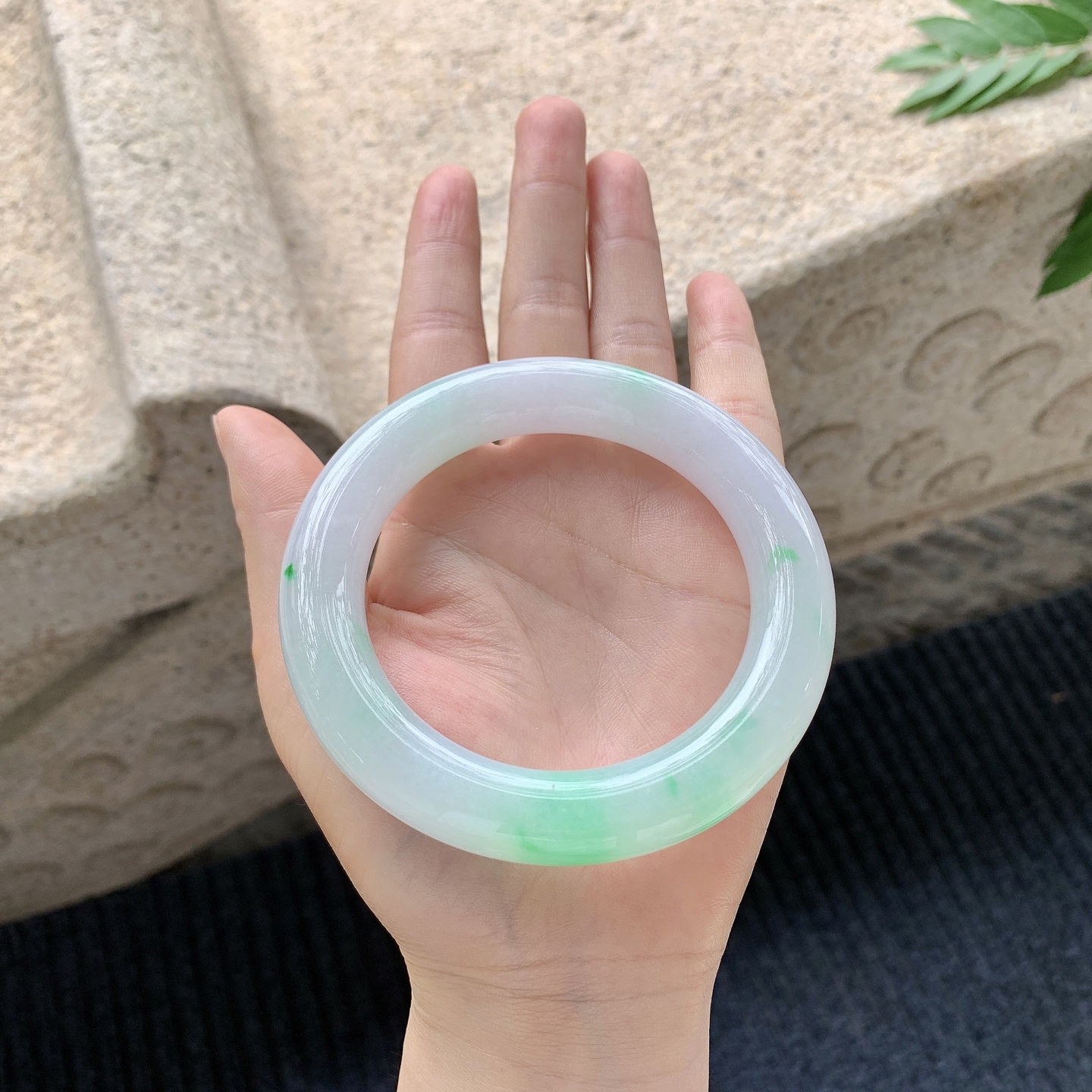 圆条59 60【圈口】60.2/12.3/12.5【编码】BA040907【描述】细糯飘绿，水润，种老，细腻，有纹线