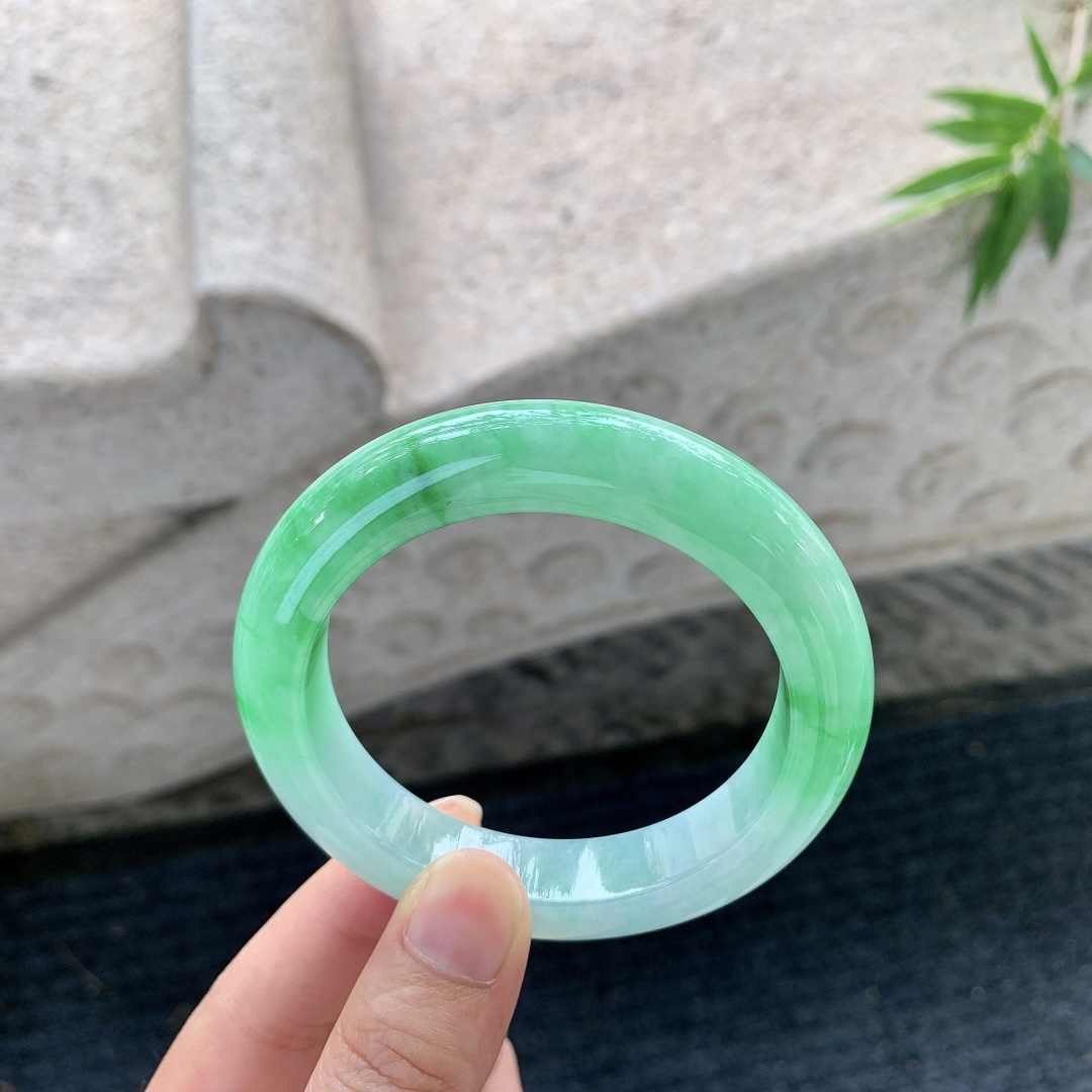 正圈54 55【圈口】55/12/10【编码】YT031568【描述】阳绿，水润，种老，细腻，无纹裂