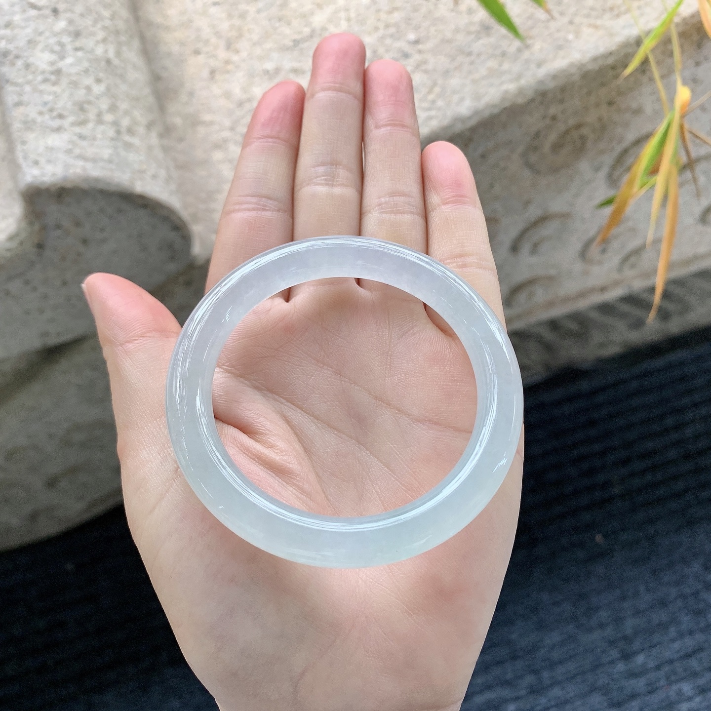 圆条51 52【圈口】52.6/8.7/8.8【编码】BA012365【描述】冰种，清透，水润，种老，细腻，无纹裂