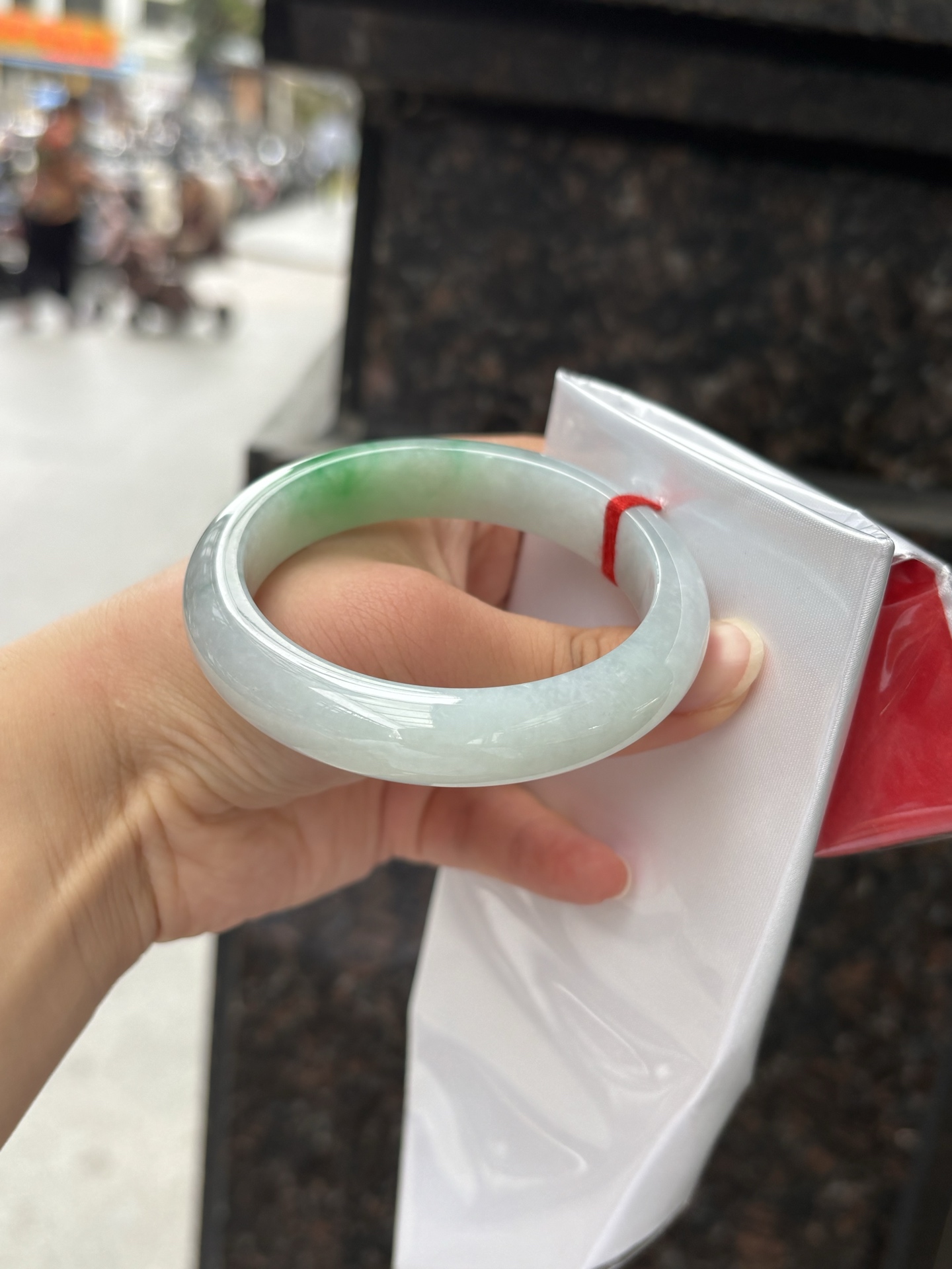 飘阳绿正圈 55-12.1-8.5 0408-N376-1 打灯细纹不影响，阳绿花色泽鲜艳，底妆白净细腻，佩戴亮眼鲜艳又贵气。