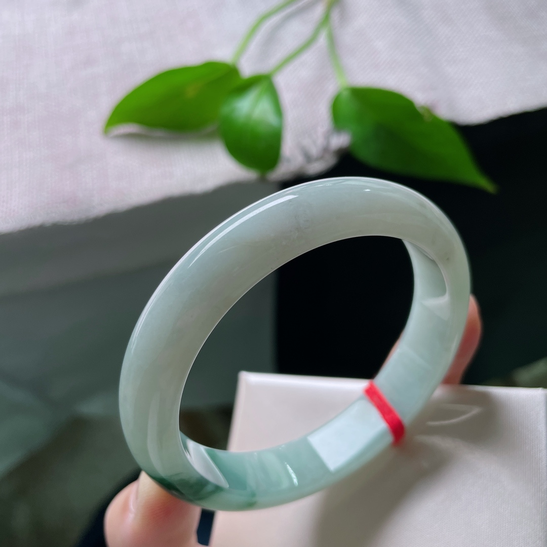 57.1/12.1/7.6，飘花正圈，肉质细腻干净，温润如玉，优雅入骨。一点指甲纹不显，ss47261a