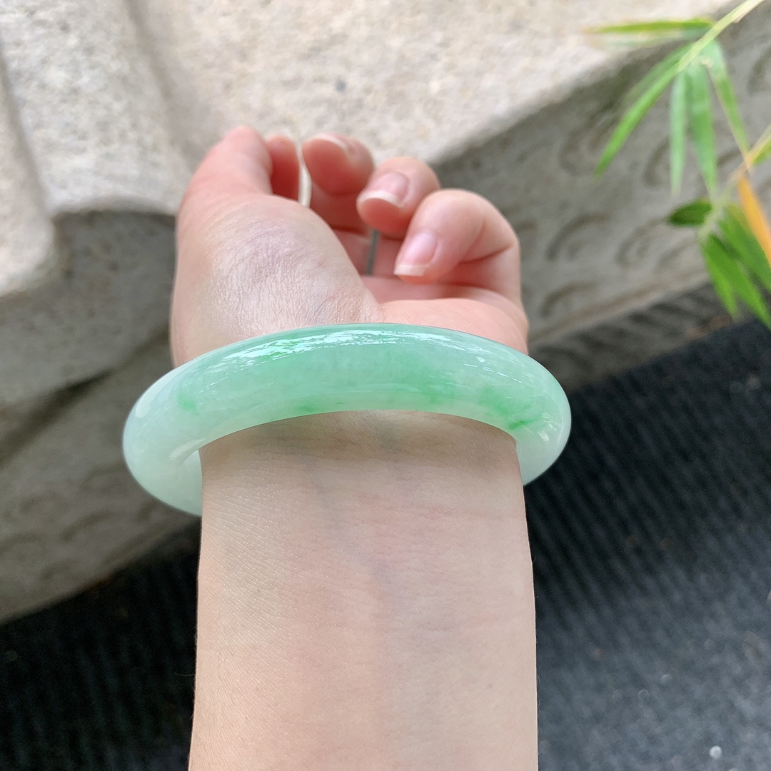 正圈56 57 【圈口】57.6/11.8/9.2 【编码】GL101667 【描述】飘绿，水润，种老，细腻，有棉纹