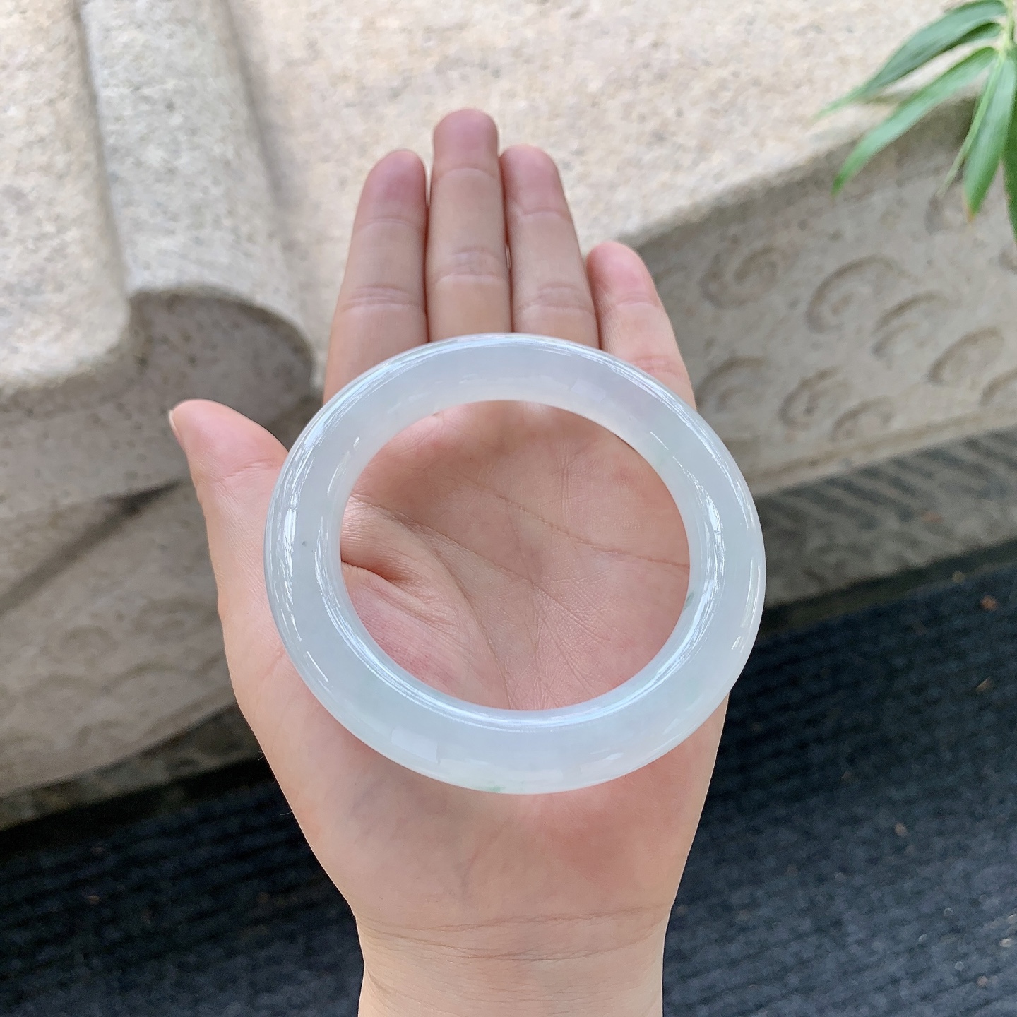 圆条54 55【圈口】55.8/11.6/11.5【编码】DW012160【描述】糯冰底色飘绿，水润，种老，细腻，无纹裂