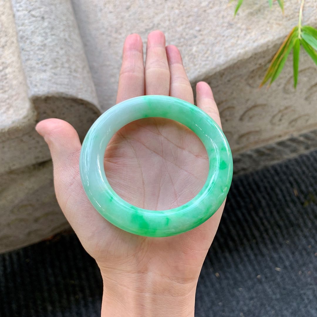 圆条53 54【圈口】54/11.4/11.7【编码】BA040580【描述】阳绿，水润，种老，细腻