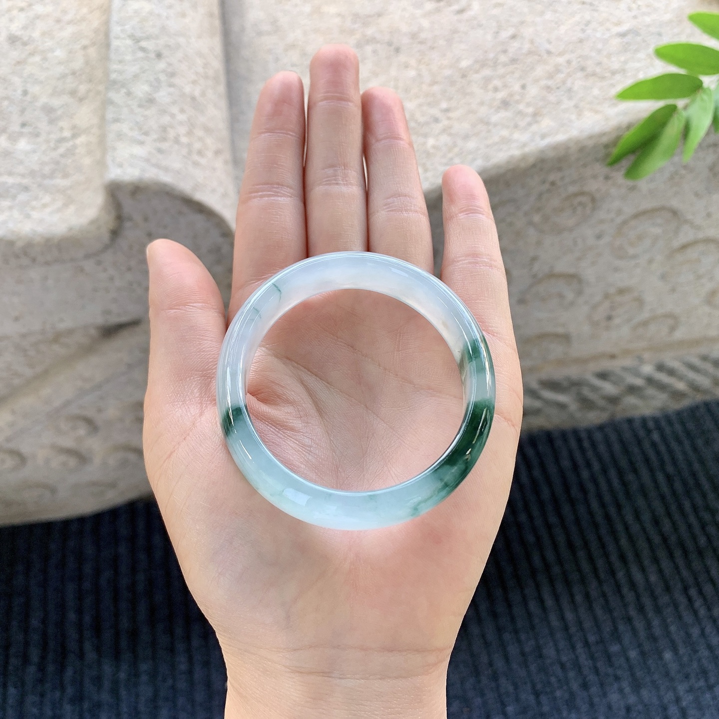 贵妃53 54【圈口】54.4/48.7/12/6.4【编码】A1012057【描述】冰糯飘花，水润，种老，细腻，打灯有絮线