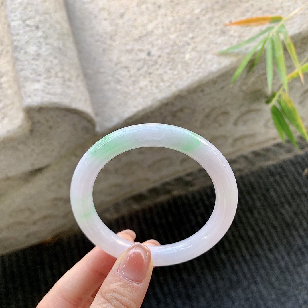 圆条52 53【圈口】53.2/9/8.9【编码】Q5035972【描述】春彩，水润，种老，细腻，无纹裂