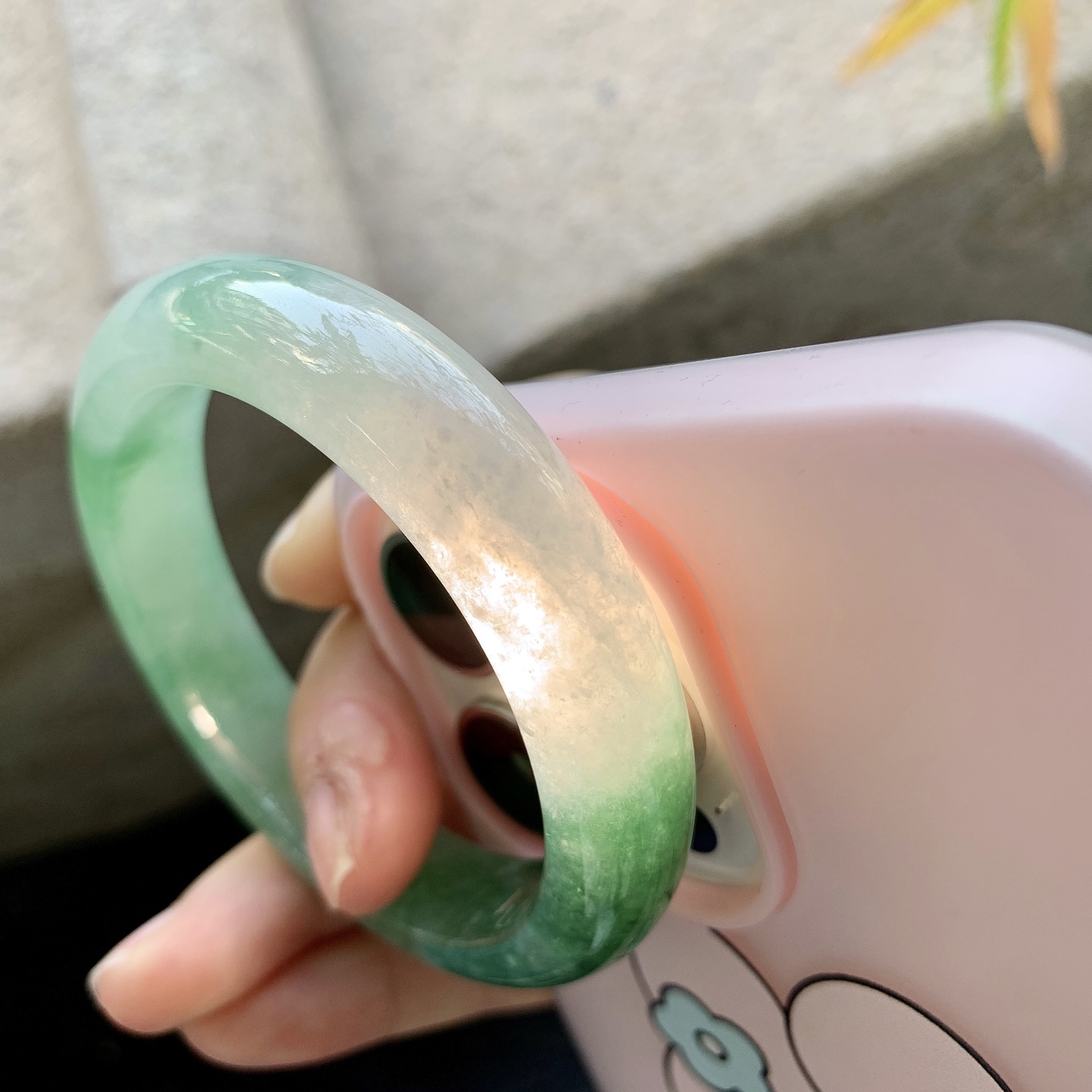 正圈53 54【圈口】54.3/12.5/8.4【编码】YT011951【描述】糯冰飘绿，水润，种老，细腻，打灯有絮线