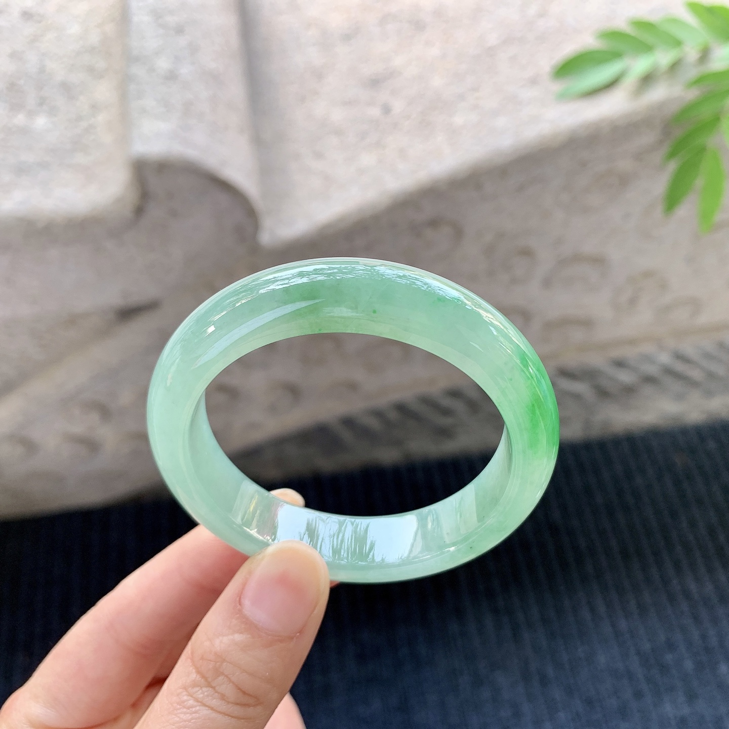 正圈49 50 【圈口】50.3/12.2/8 【编码】YT033059 【描述】糯冰飘绿，水润，种老，细腻，打灯有絮线