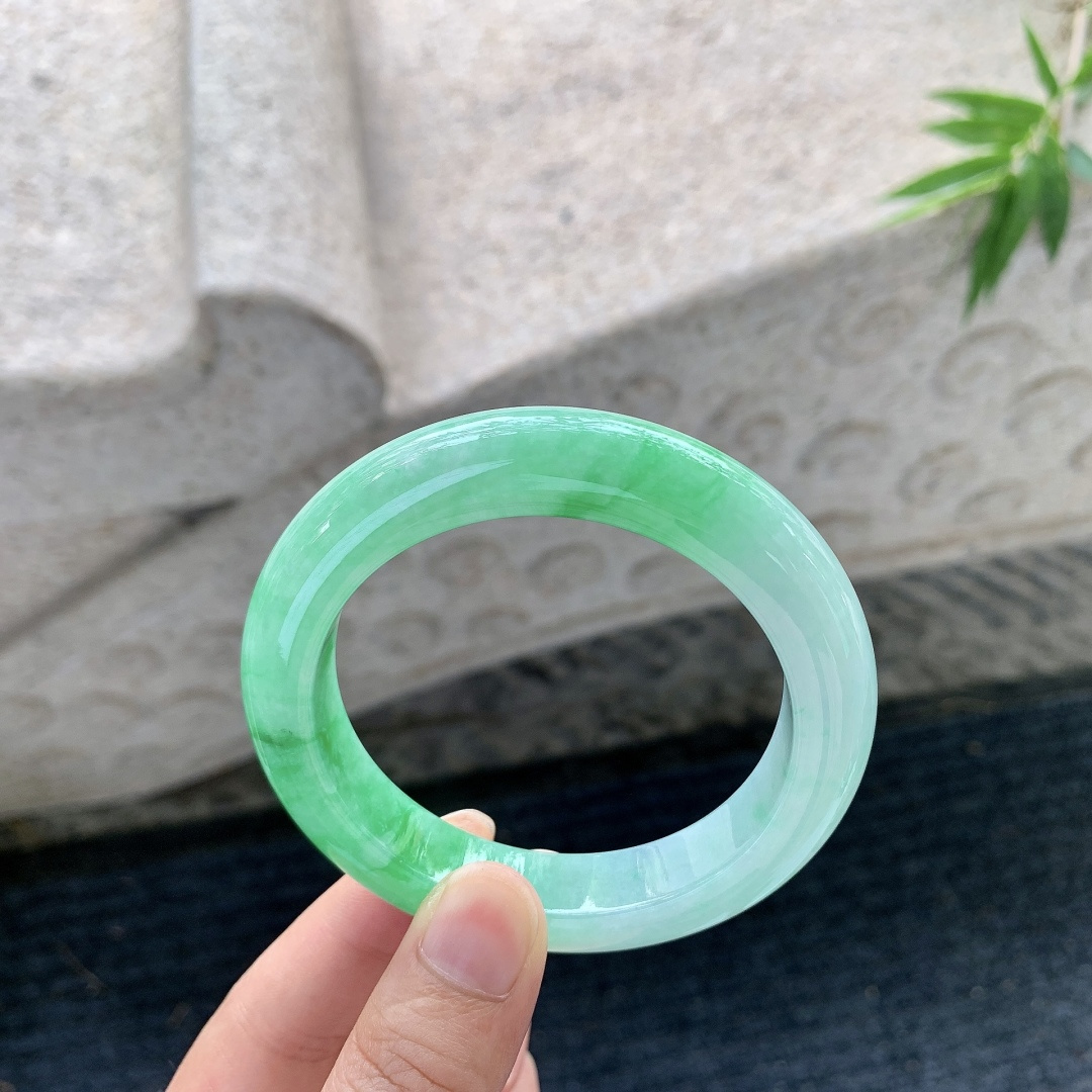 正圈54 55【圈口】55/12/10【编码】YT031568【描述】阳绿，水润，种老，细腻，无纹裂