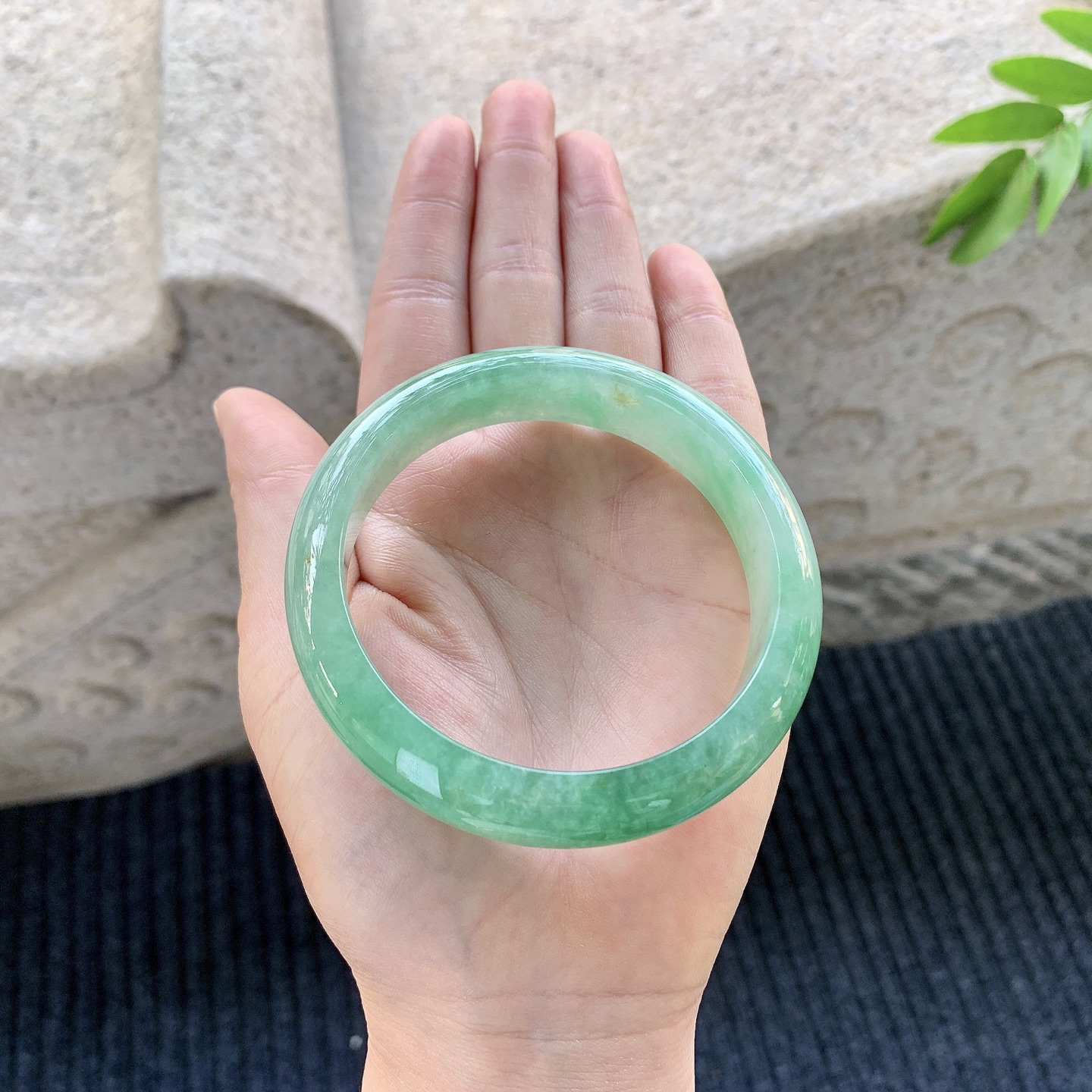 正圈58 59【圈口】59.2/13.8/8.3【万【编码】GF120611【描述】飘绿，水润，种老，细腻，打灯有絮线