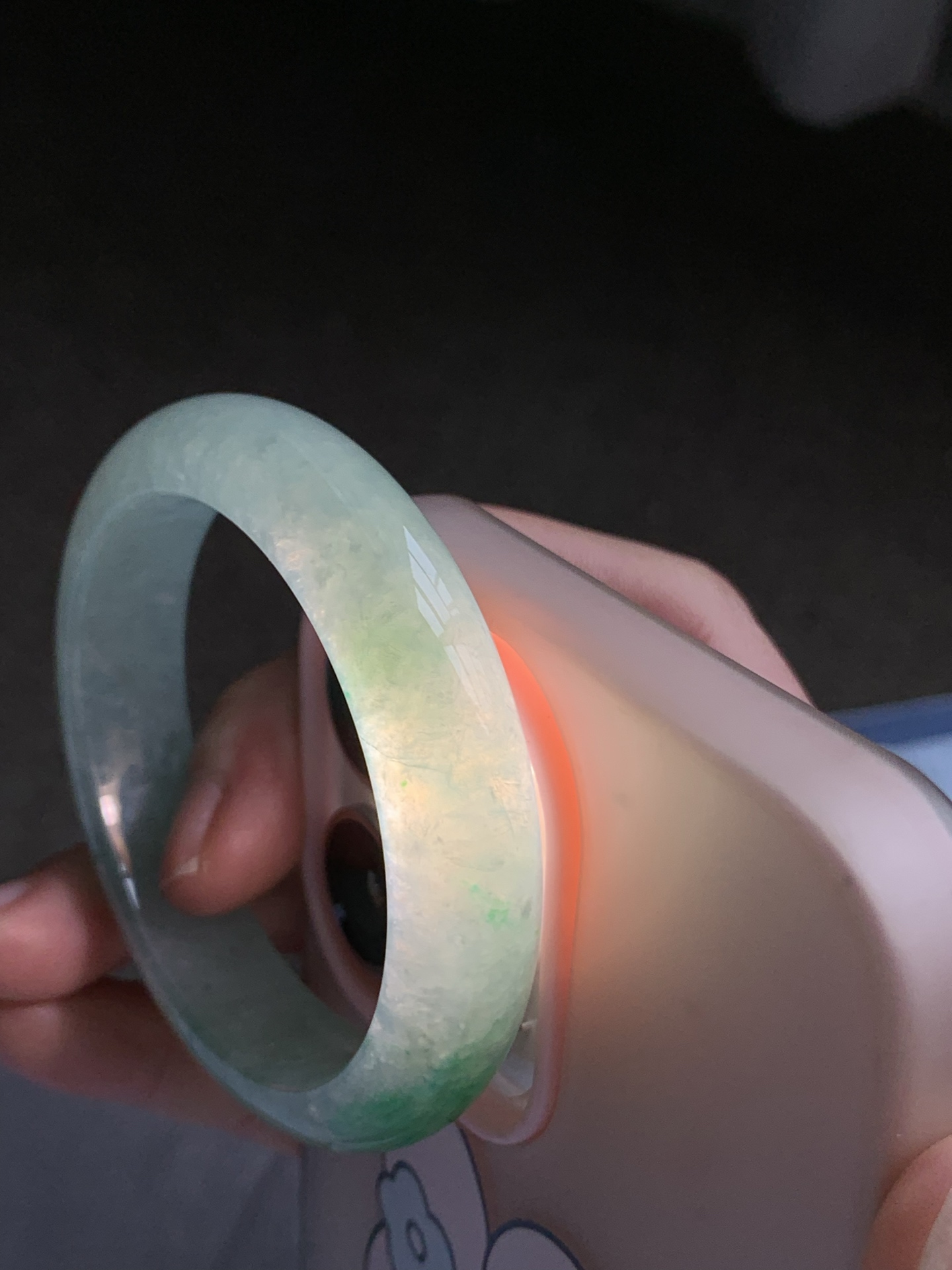 正圈49 50 【圈口】50.3/12.2/8 【编码】YT033059 【描述】糯冰飘绿，水润，种老，细腻，打灯有絮线