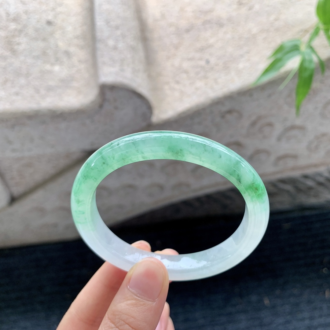 贵妃53 54 【圈口】56.2/49/9.7/7.7 【编码】FL052283 【描述】冰糯飘绿花，清透，水润，种老，细腻，打灯有纹线