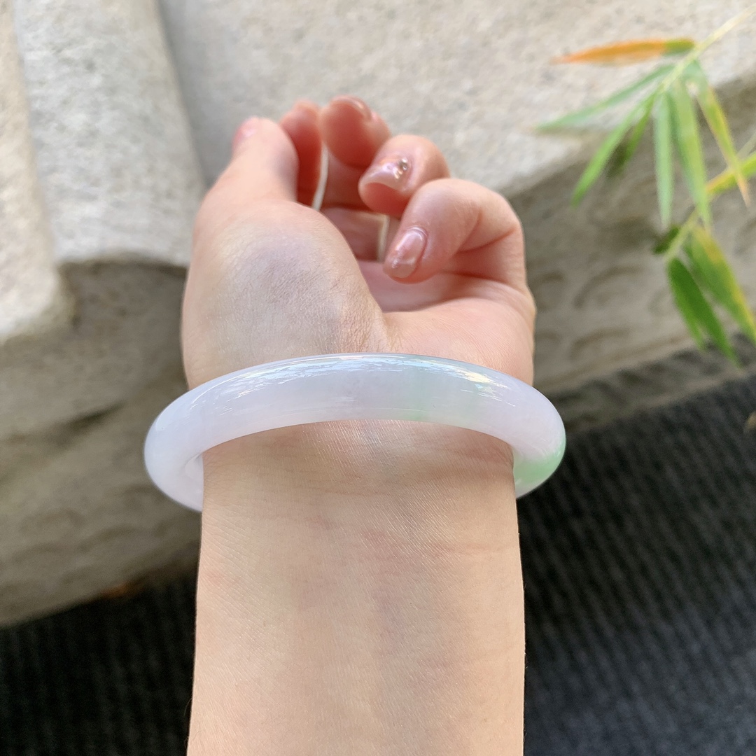 圆条52 53【圈口】53.2/9/8.9【编码】Q5035972【描述】春彩，水润，种老，细腻，无纹裂