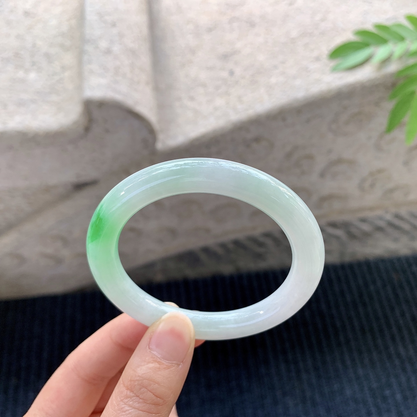 圆条51 52 【圈口】52.2/8.8/9 【编码】FL031260 【描述】飘绿，水润，种老，细腻，打灯有絮线