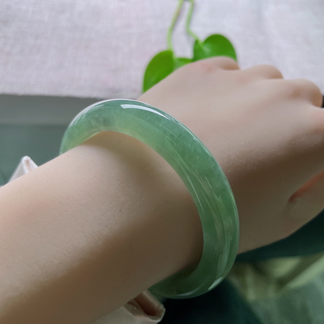 55.5/11.6/7.9，湖水绿正圈，水头好，晶莹玉润，种老，一点皮纹不显，ss49610a