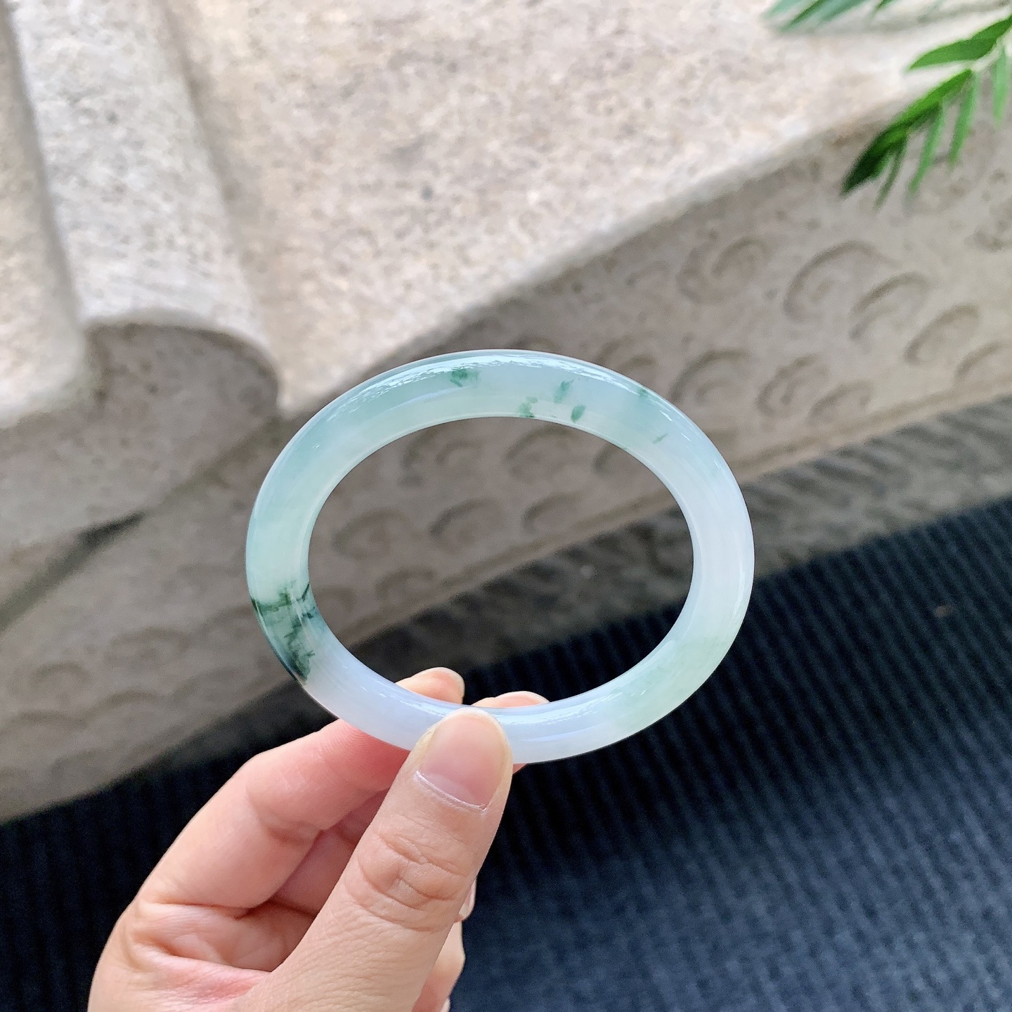 圆条53 54【圈口】54.4/8.6/8.2【编码】GL040994【描述】糯冰飘花，水润，种老，细腻，打灯有棉絮线