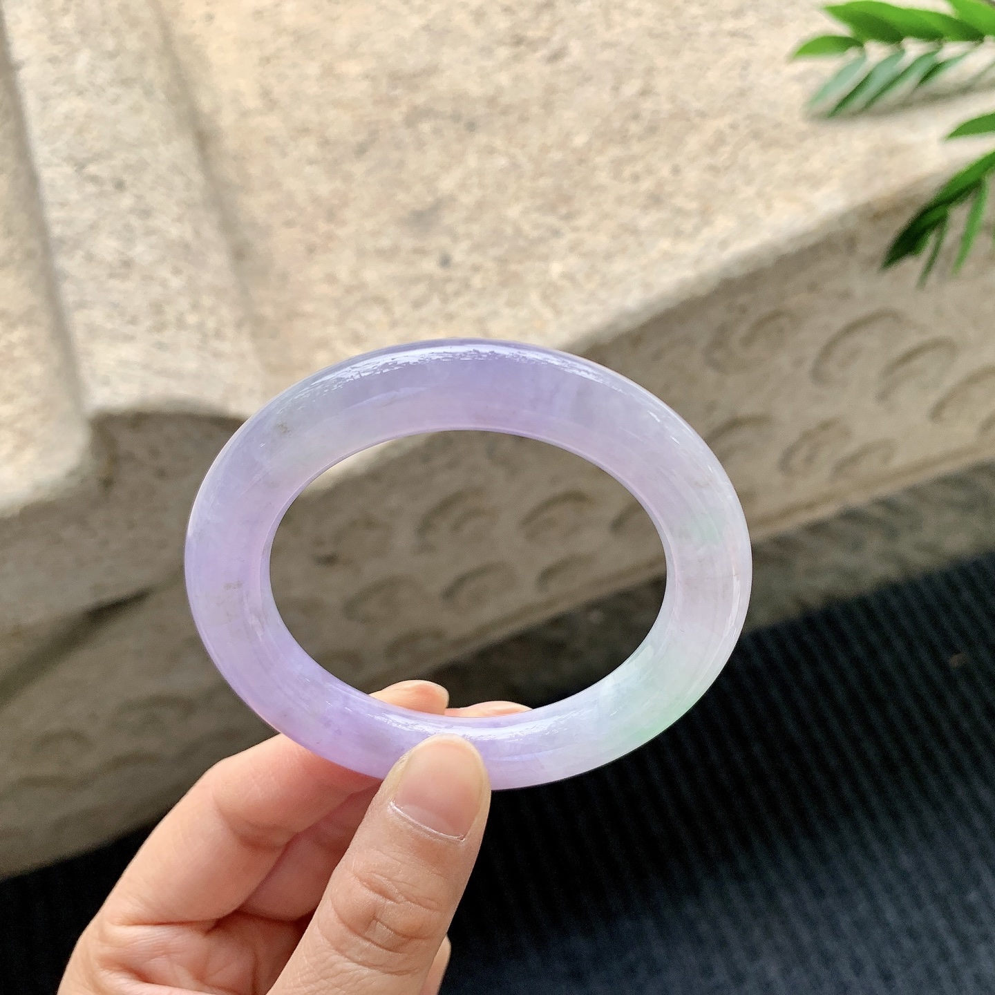 圆条51 52【圈口】52.8/10.3/10.6【编码】BA040908【描述】艳紫飘绿，水润，种老，细腻，有纹线