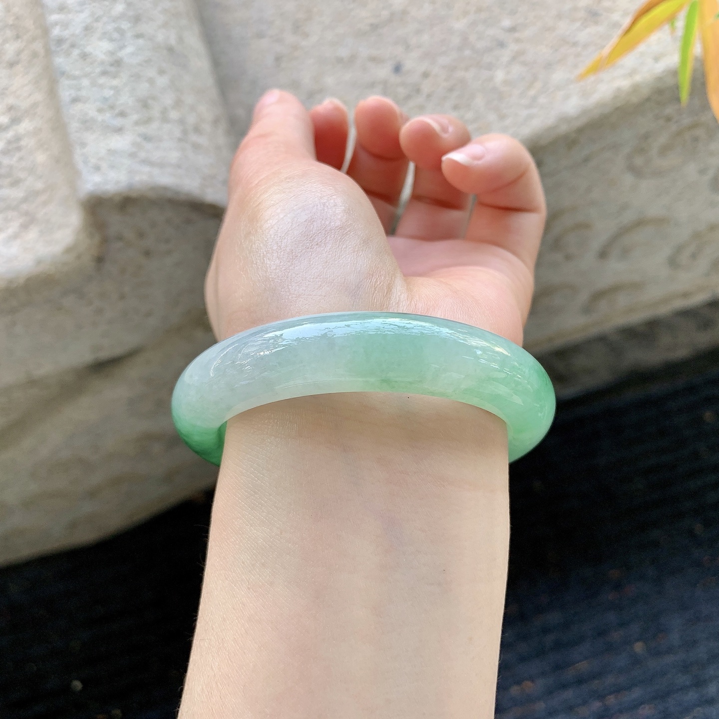 正圈53 54【圈口】54.3/12.5/8.4【编码】YT011951【描述】糯冰飘绿，水润，种老，细腻，打灯有絮线