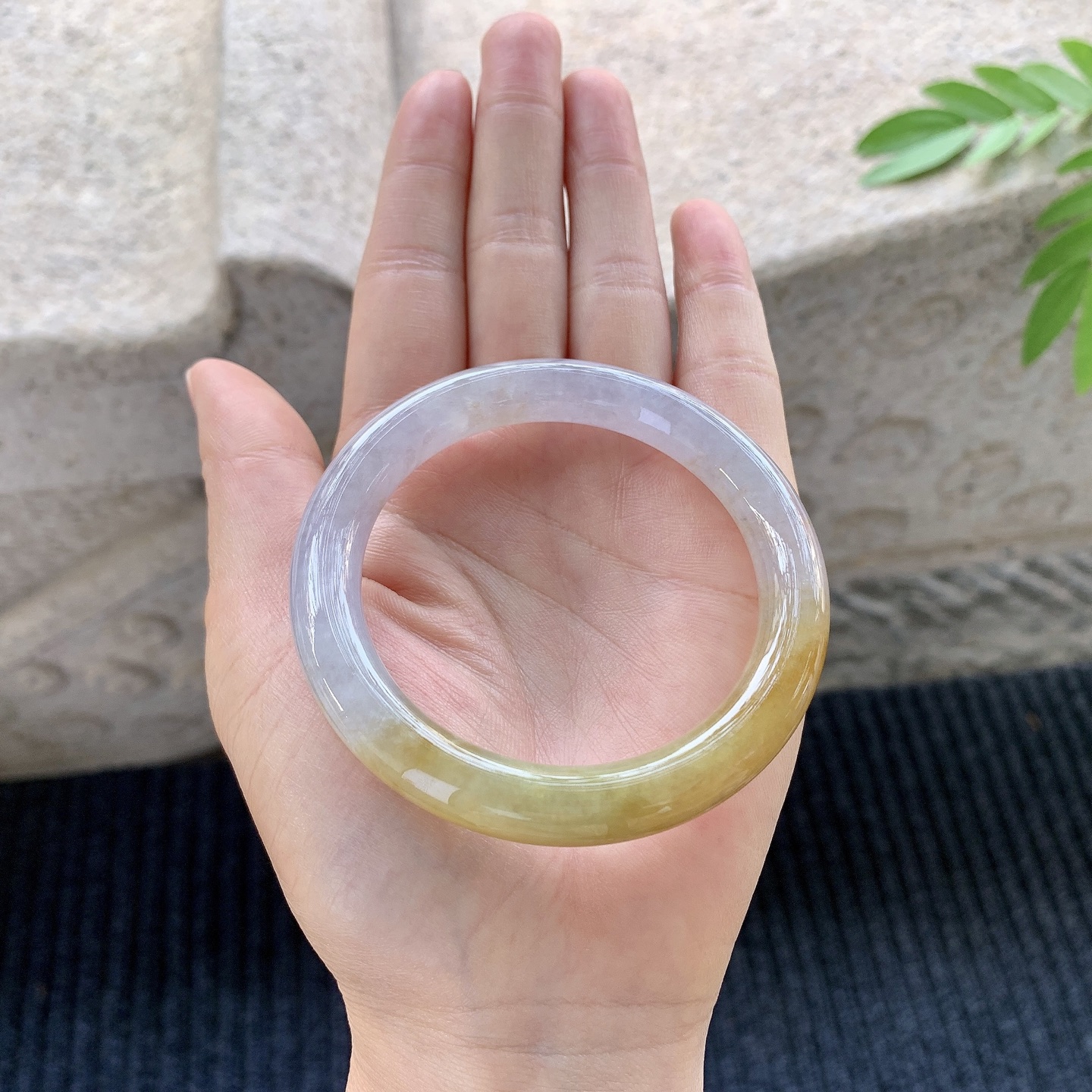 圆条52 53【圈口】53.4/9.1/9【编码】BA031061【描述】双彩，黄翡，水润，种老，细腻，打灯有絮线