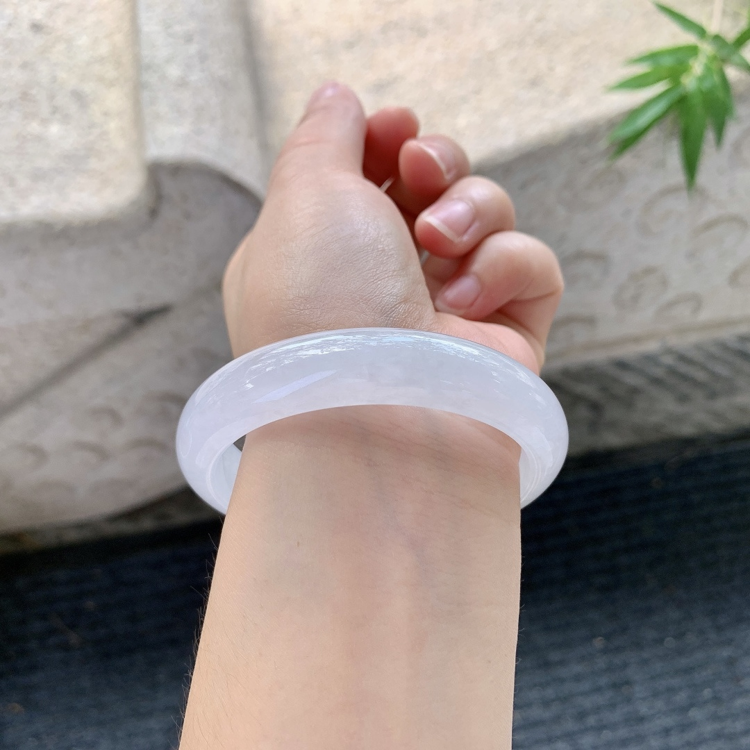 正圈55 56【圈口】55.7/12.5/7.8【编码】Q5031280【描述】飘黄翡飘绿，水润，种老，细腻，打灯有棉线